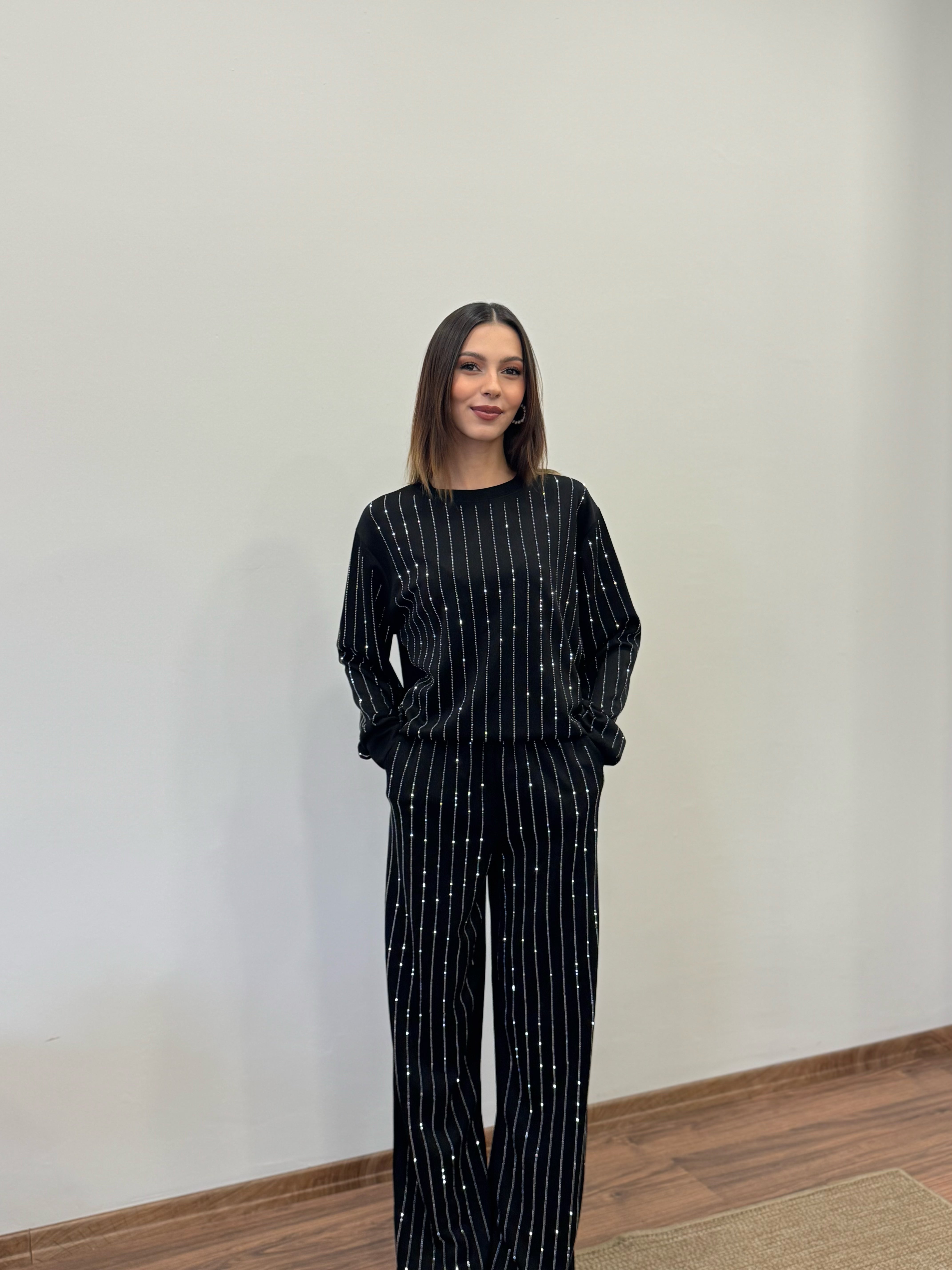 Çizgi Desen Taşlı Siyah Takım