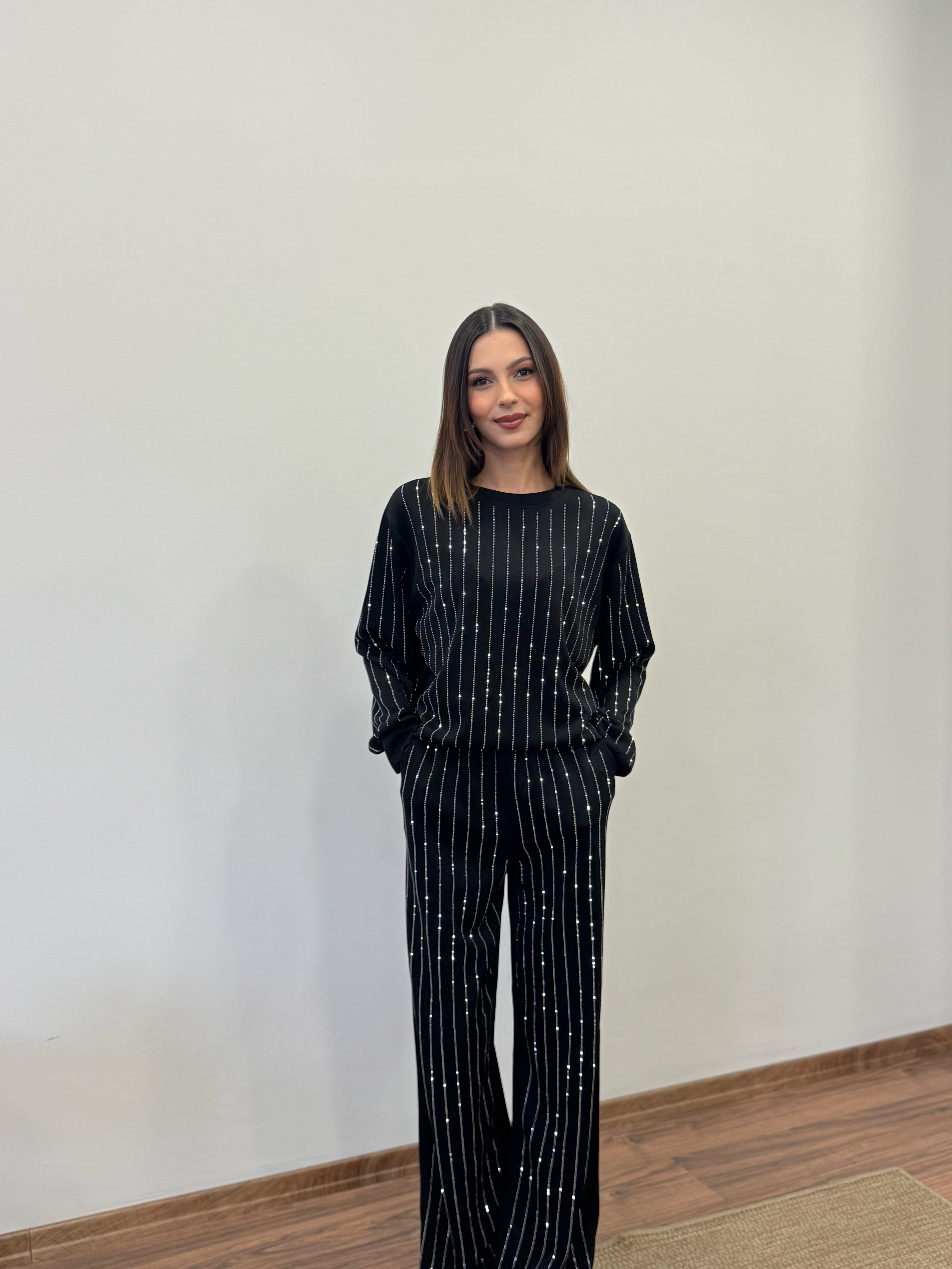 Çizgi Desen Taşlı Siyah Takım