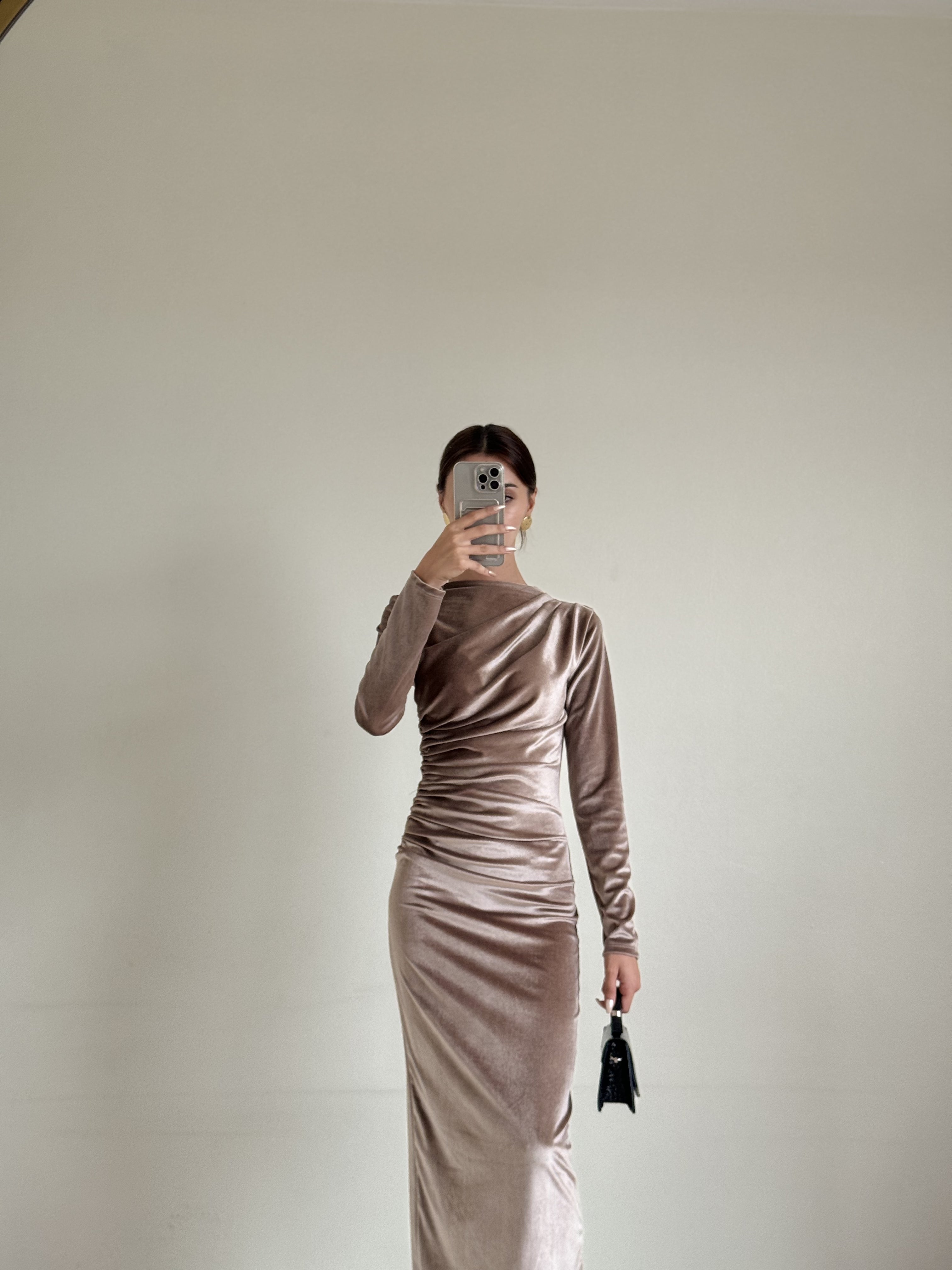 Kadife Omuz Ve Bel Kısmı Drapeli Uzun Kol Bej Kadın Elbise