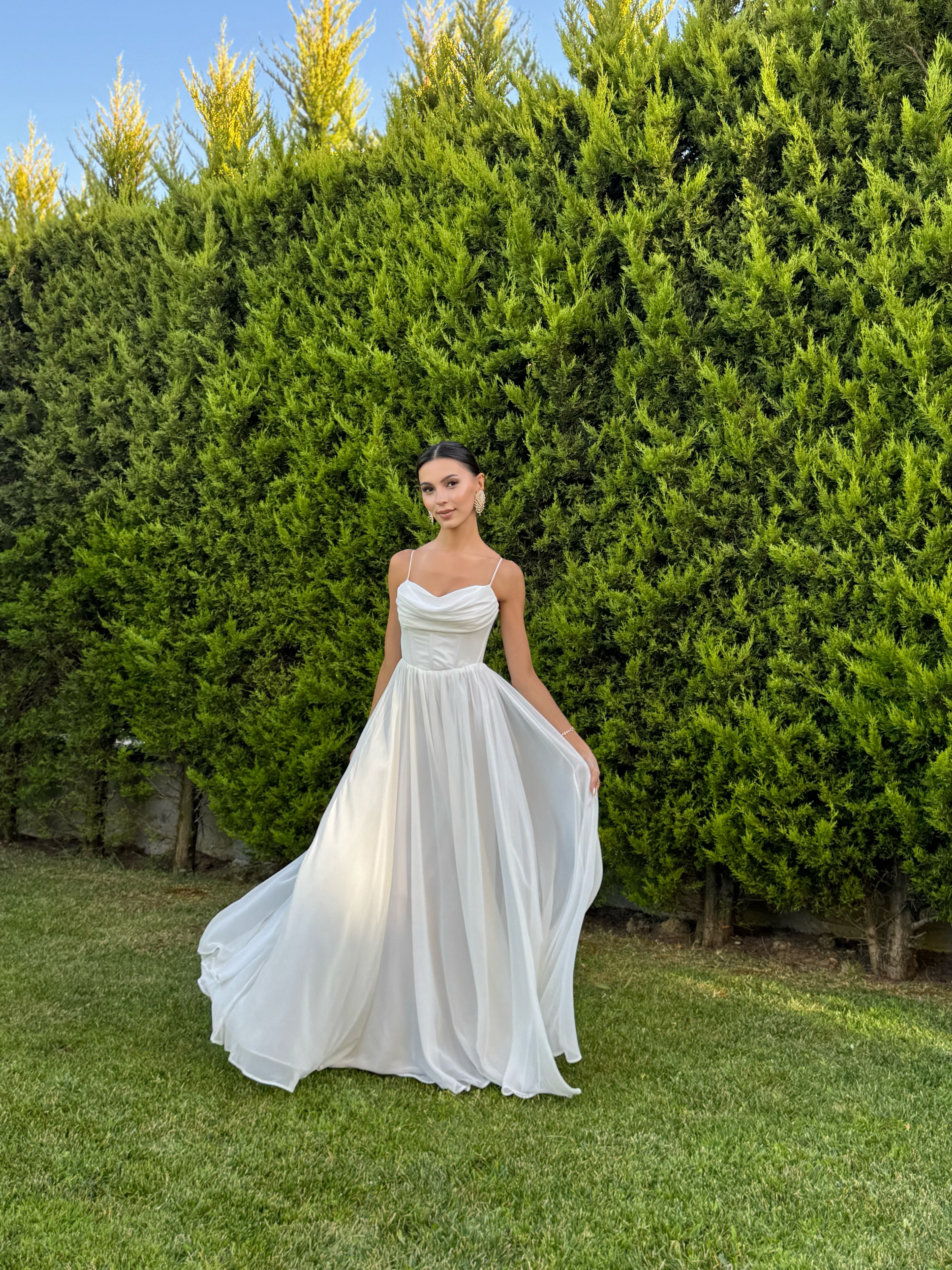 'Lovely' Göğüs Drape Sırt Detay Yırtmaçlı Beyaz Abiye