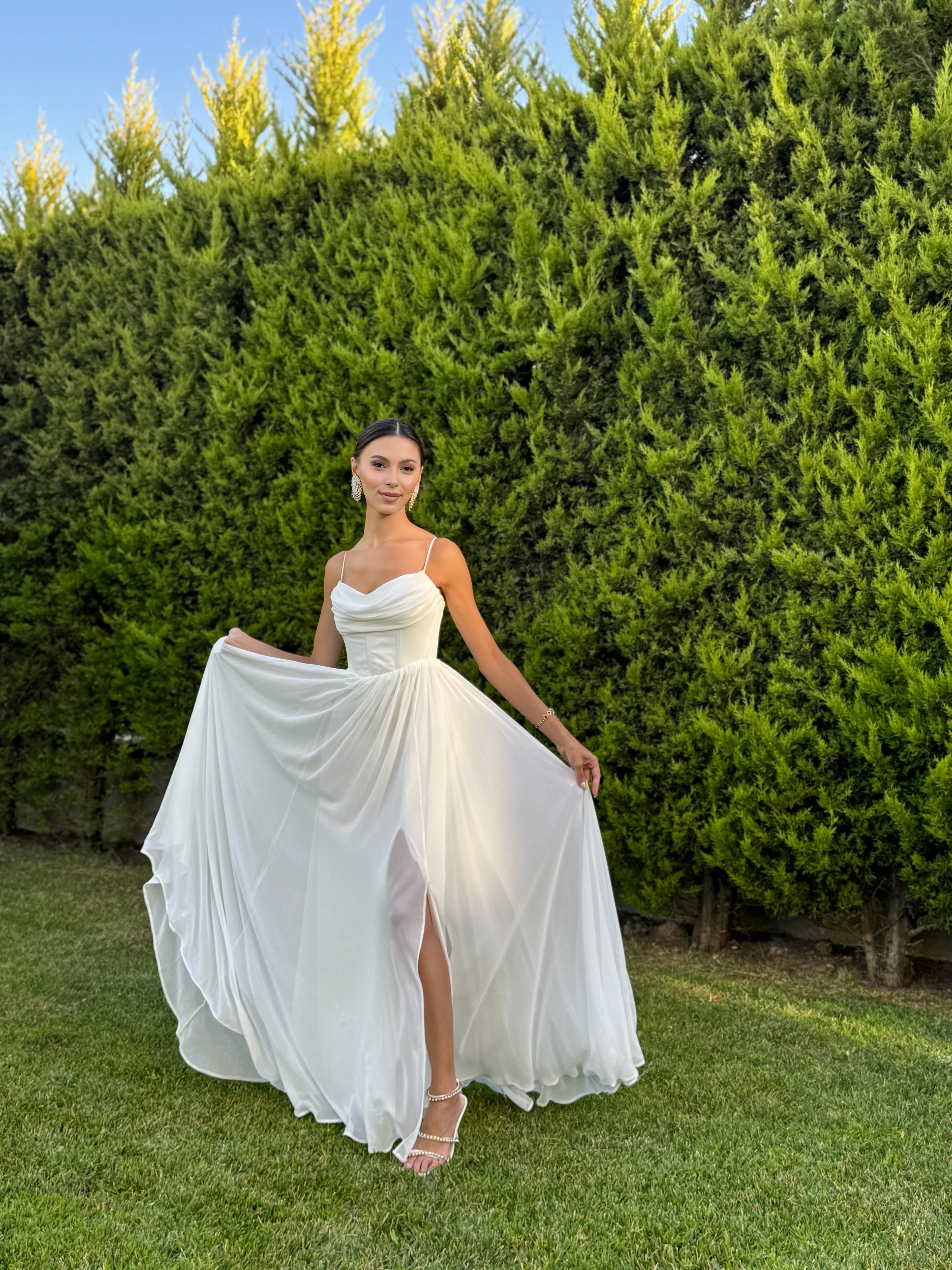 'Lovely' Göğüs Drape Sırt Detay Yırtmaçlı Beyaz Abiye