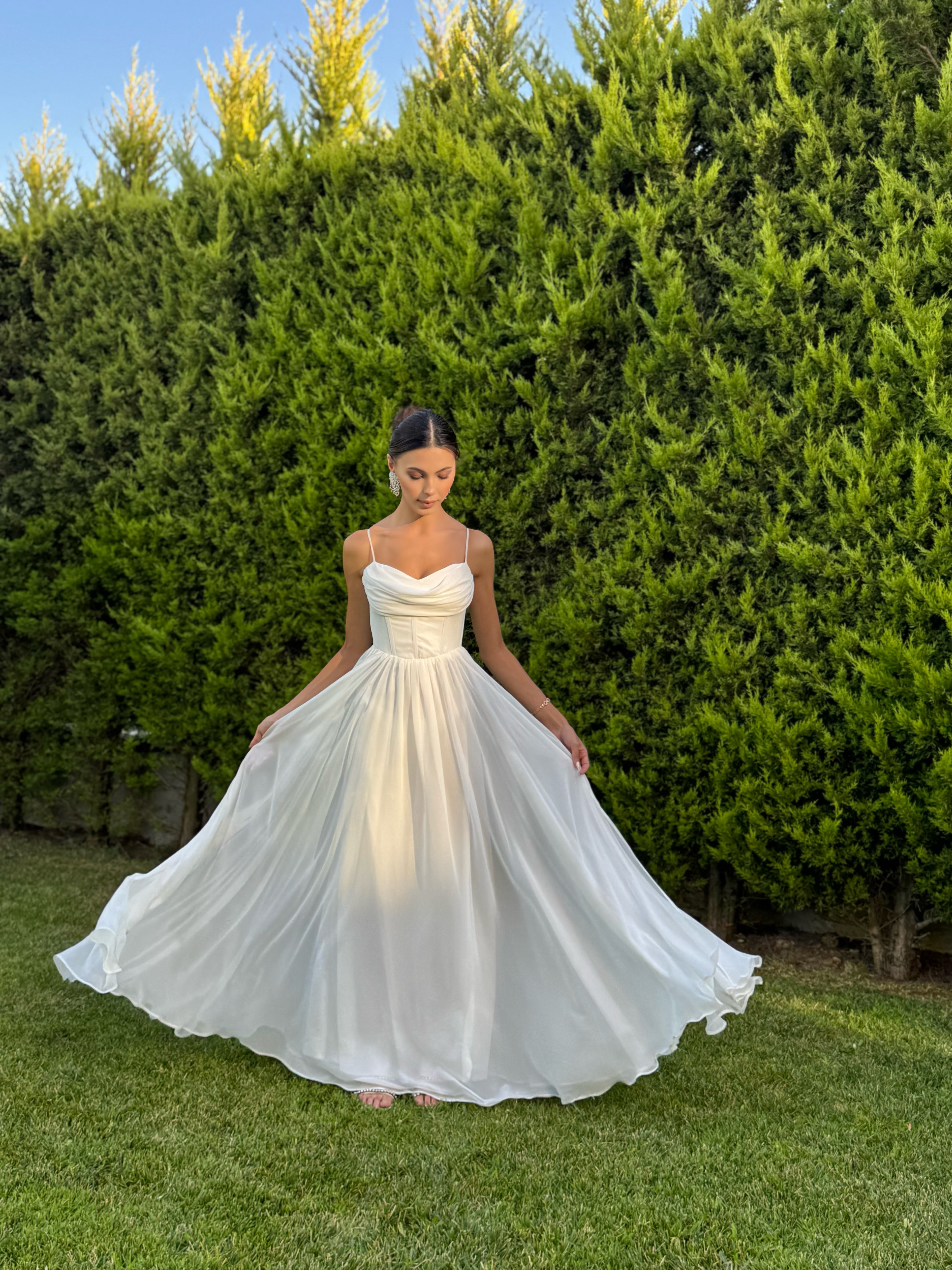 'Lovely' Göğüs Drape Sırt Detay Yırtmaçlı Beyaz Abiye