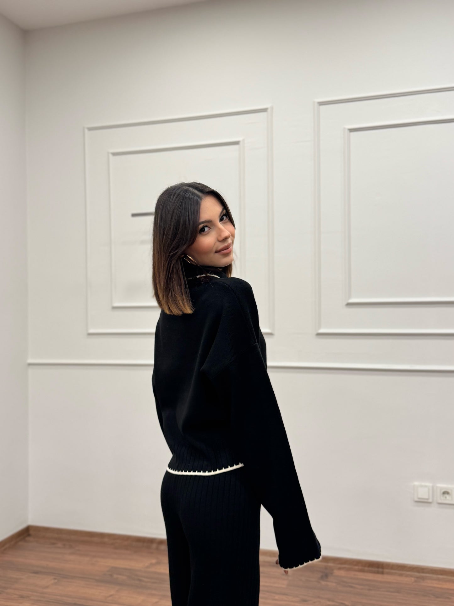 Mandy Fular Detay Crop Pantolon Triko Siyah Takım