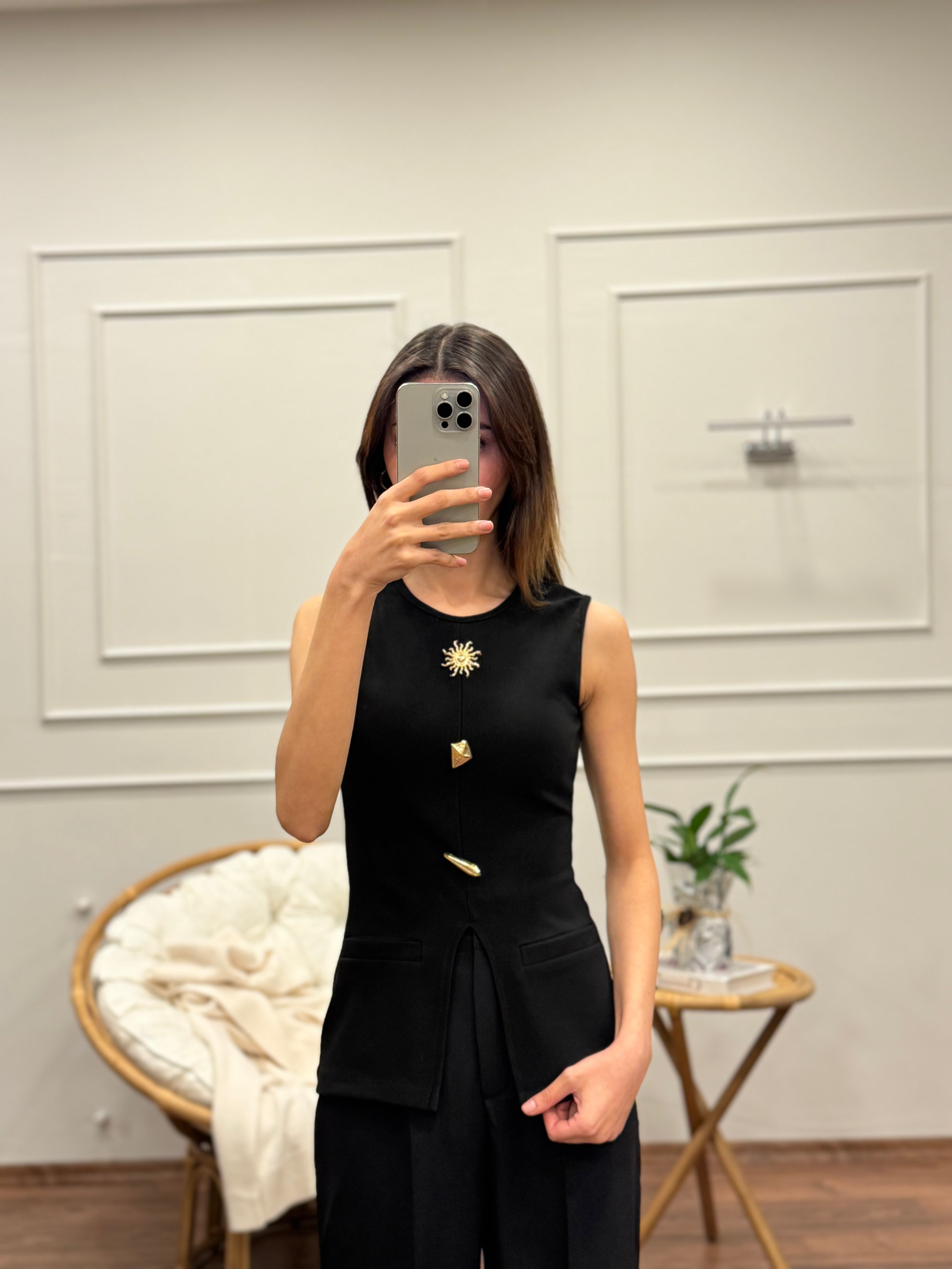 Aksesuar Detay Özel Tasarım Siyah Bluz