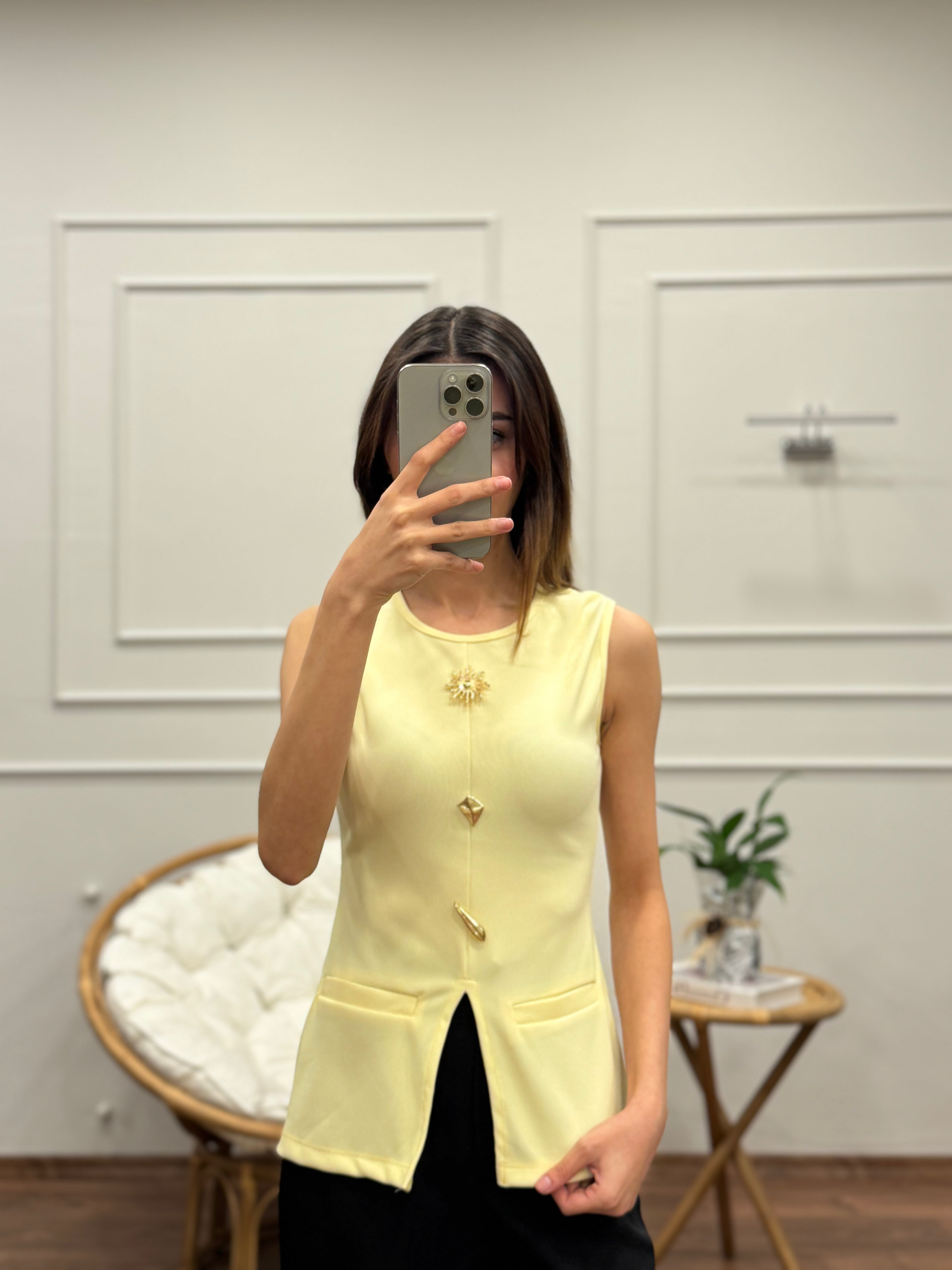 Aksesuar Detay Özel Tasarım Bebe Sarısı Bluz