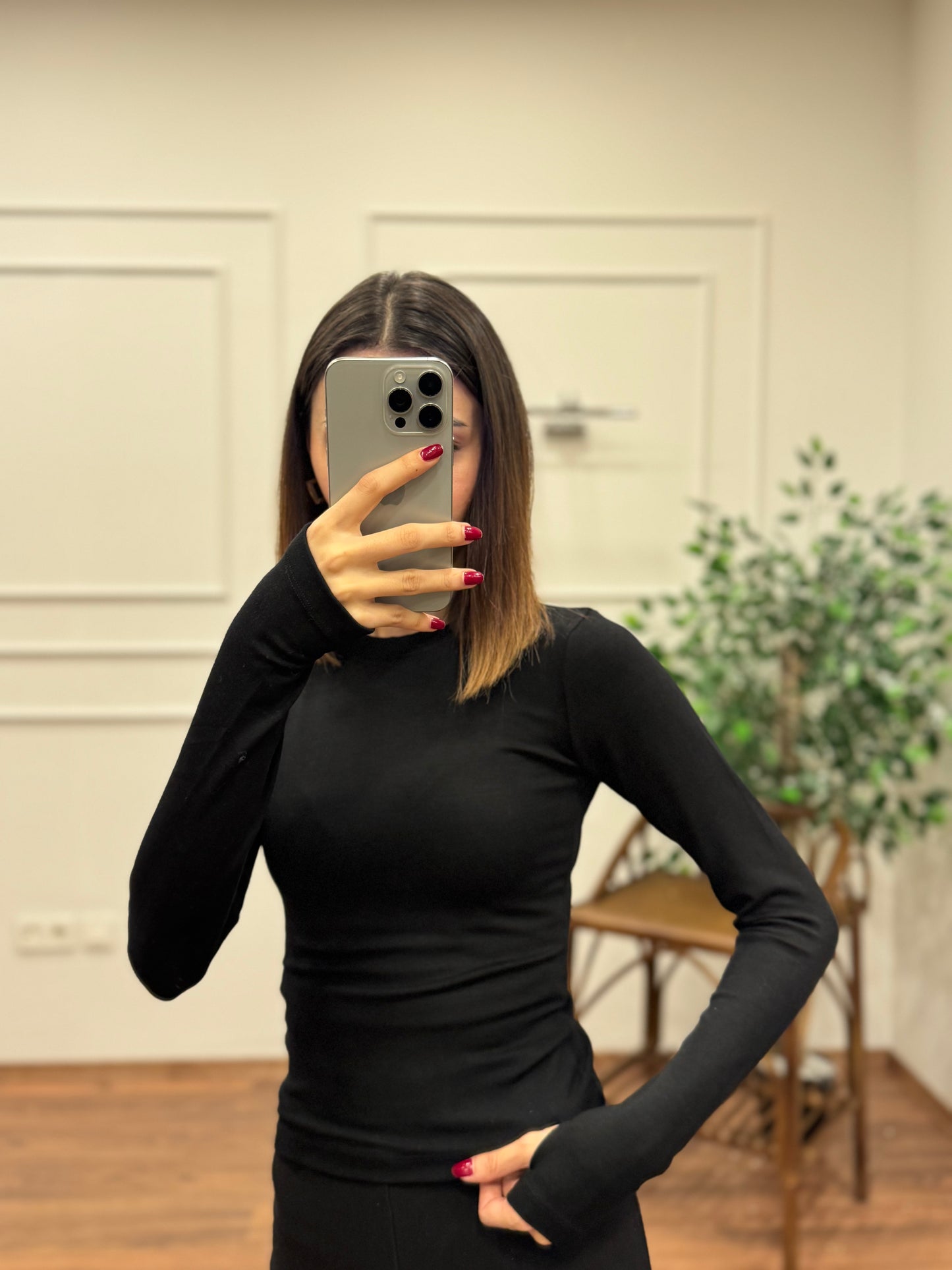 Ola Parmak Geçirmeli Siyah Bluz