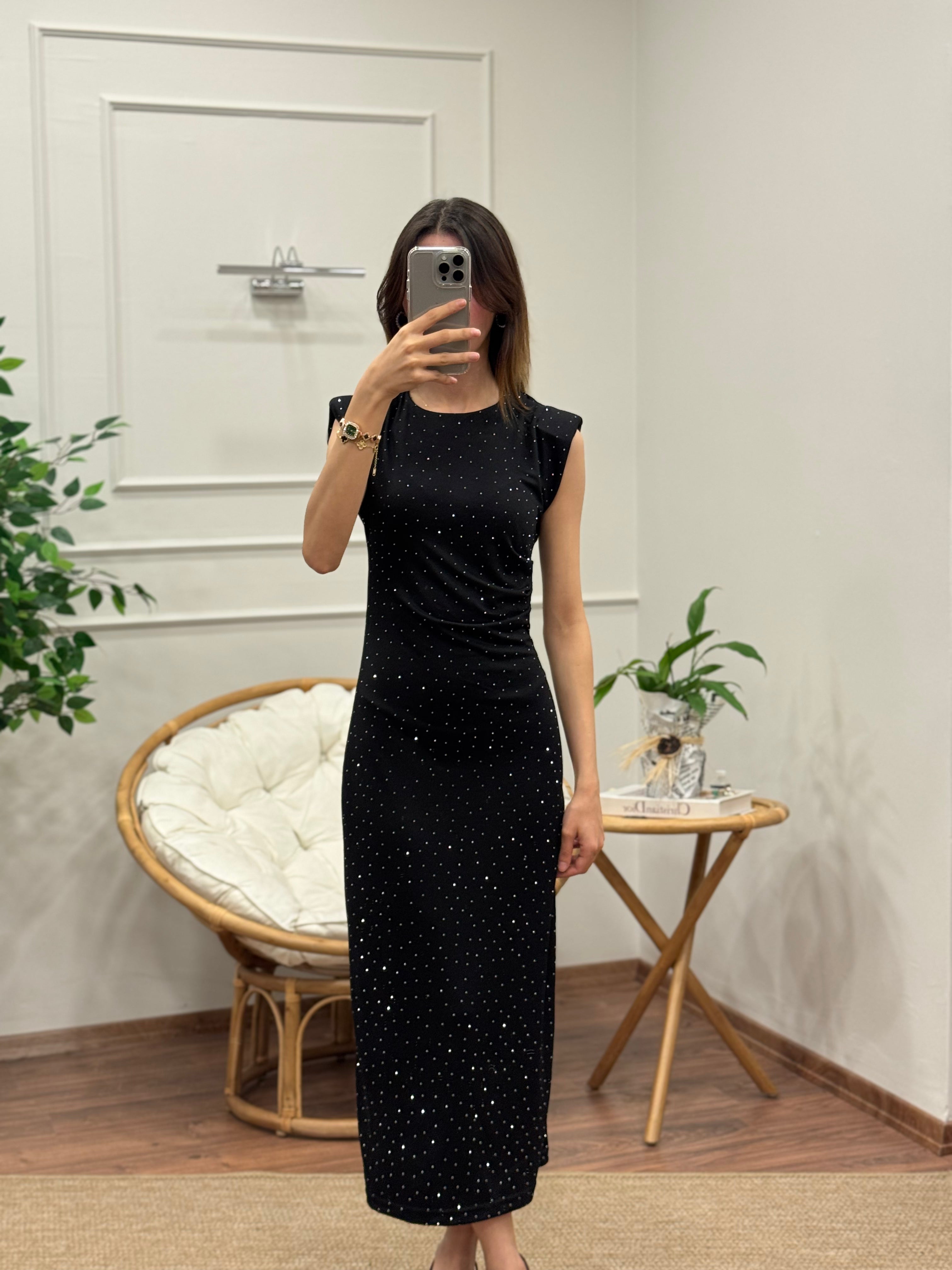 Taş Baskı Drape Detay Omuz Vatkalı Siyah Elbise