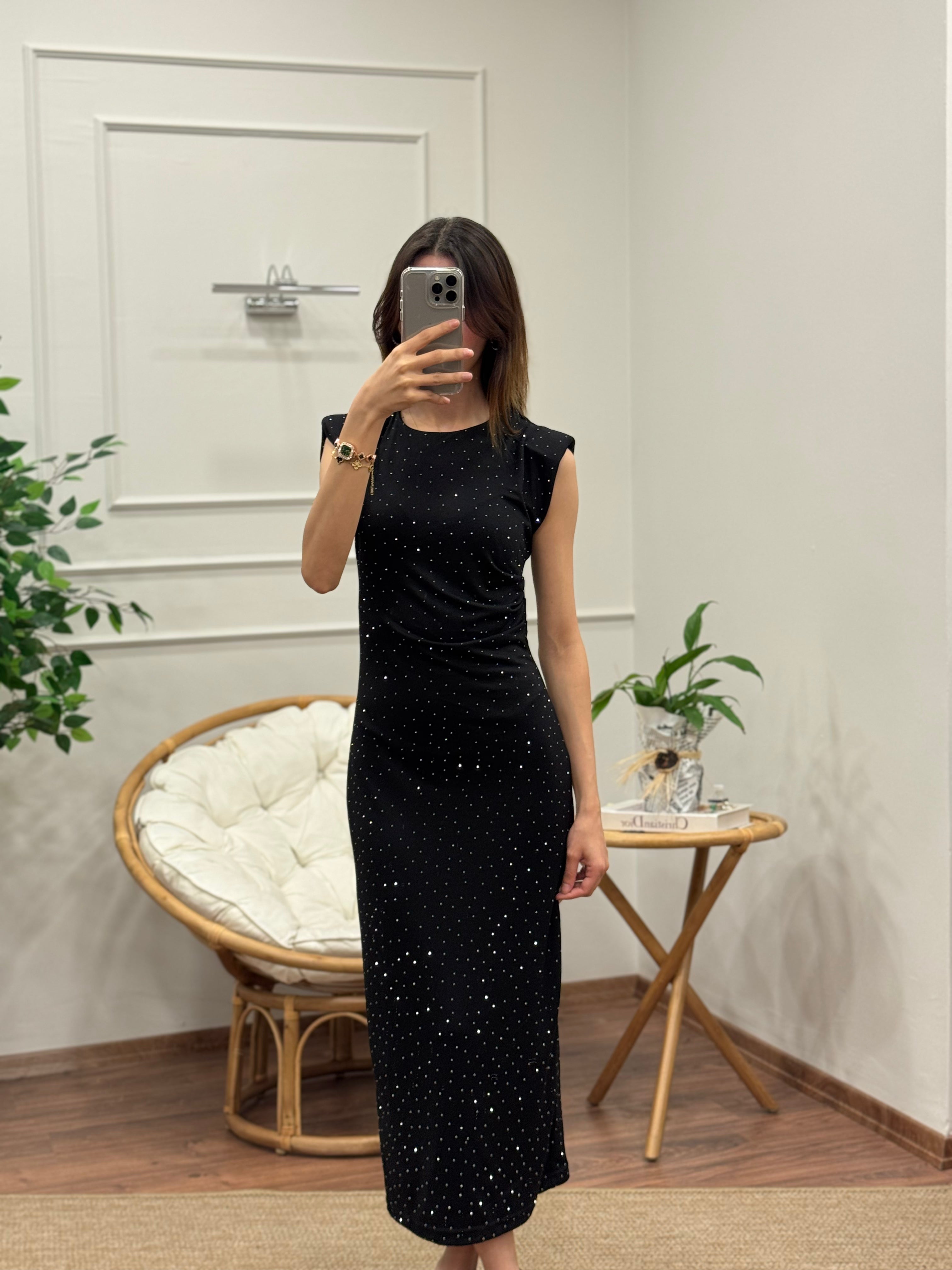 Taş Baskı Drape Detay Omuz Vatkalı Siyah Elbise