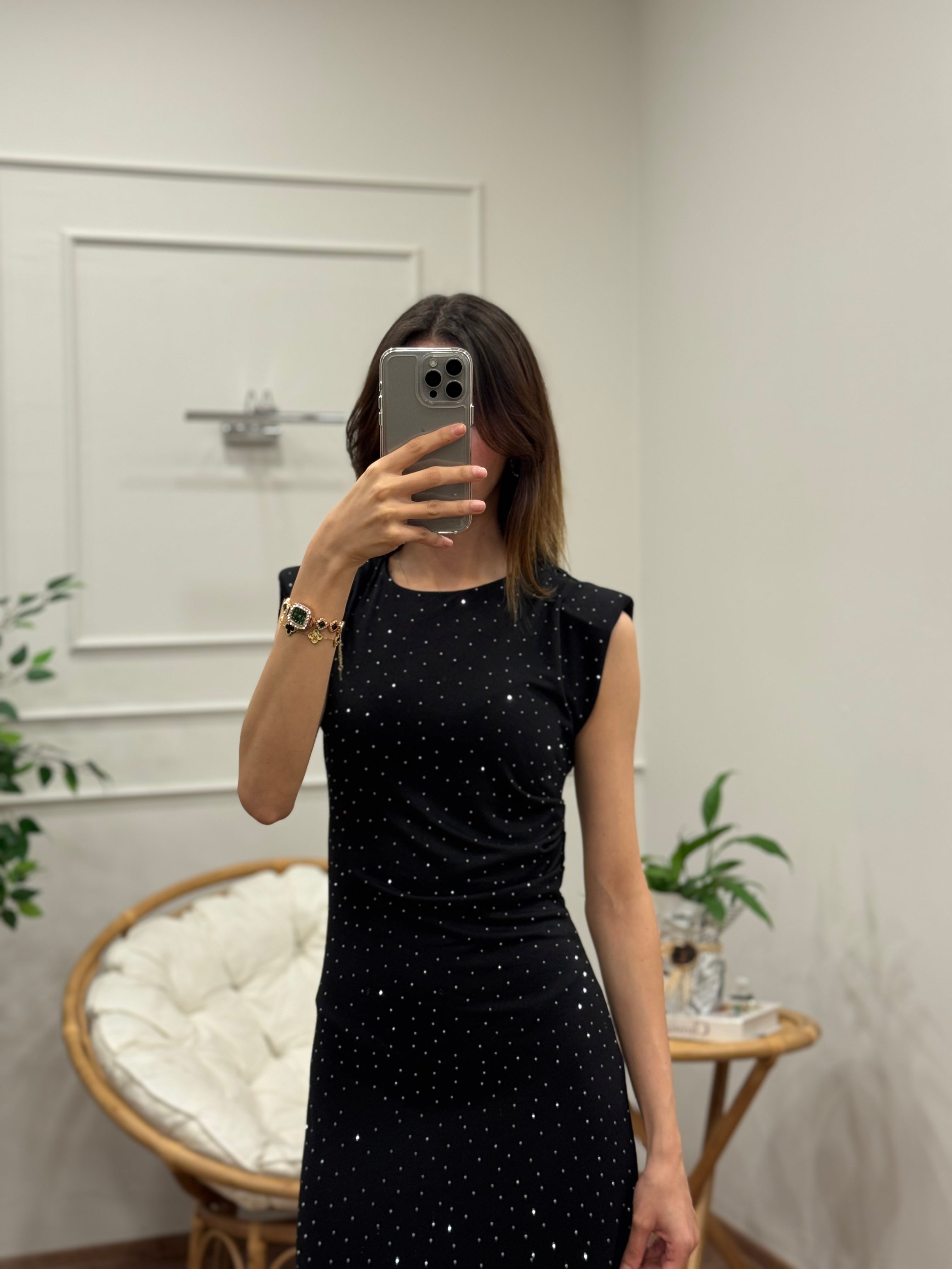 Taş Baskı Drape Detay Omuz Vatkalı Siyah Elbise