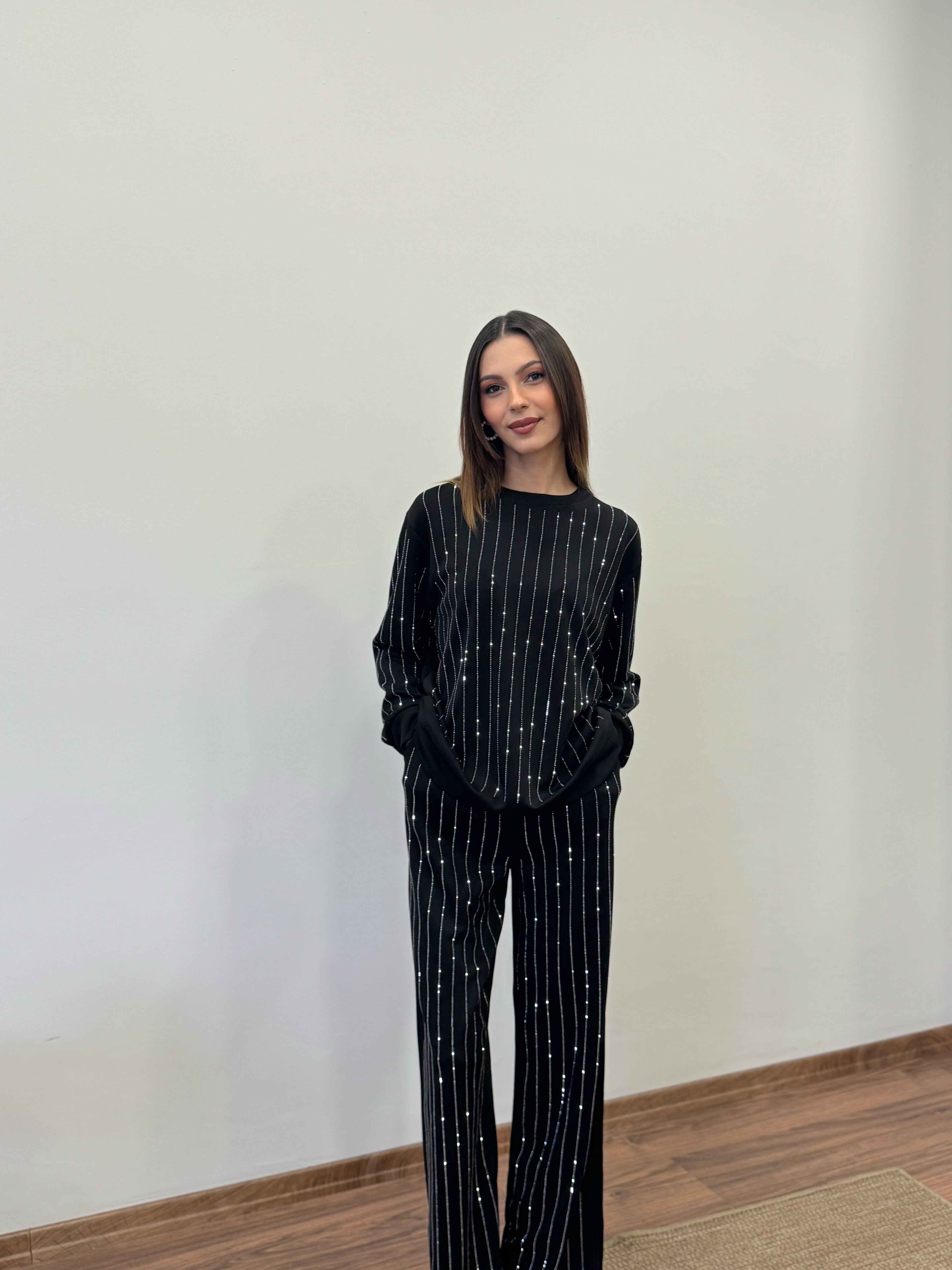 Çizgi Desen Taşlı Siyah Takım