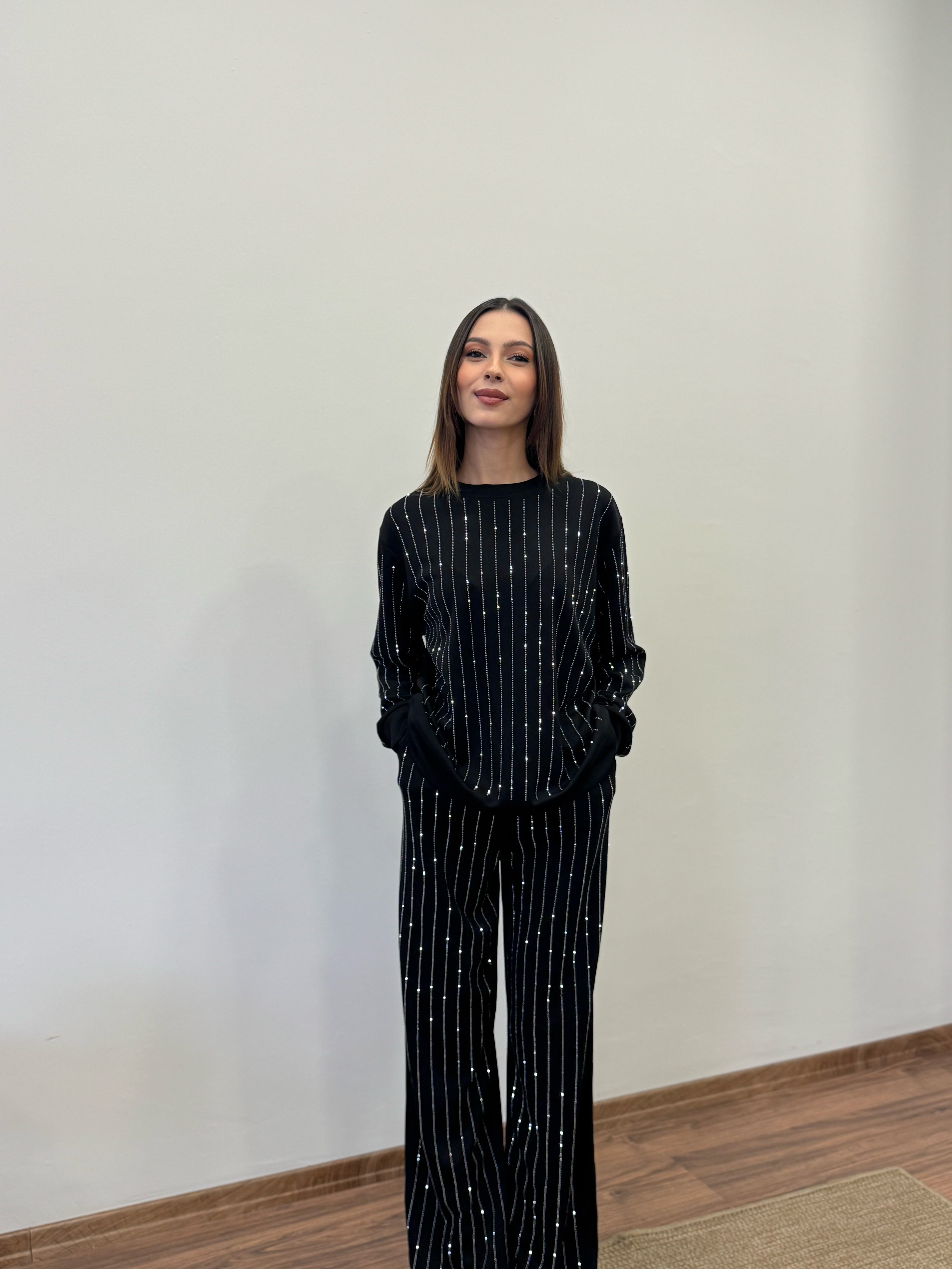 Çizgi Desen Taşlı Siyah Takım