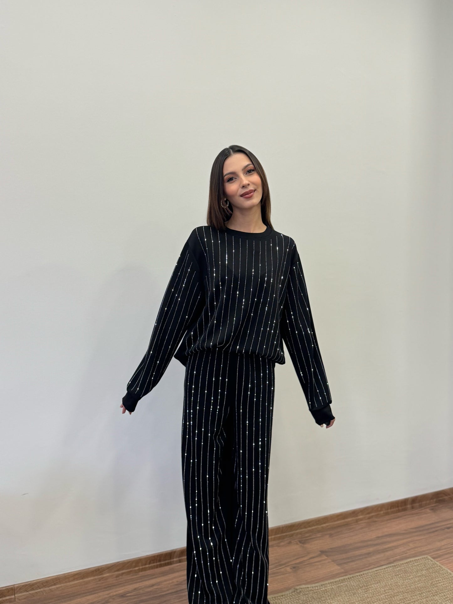 Çizgi Desen Taşlı Siyah Takım