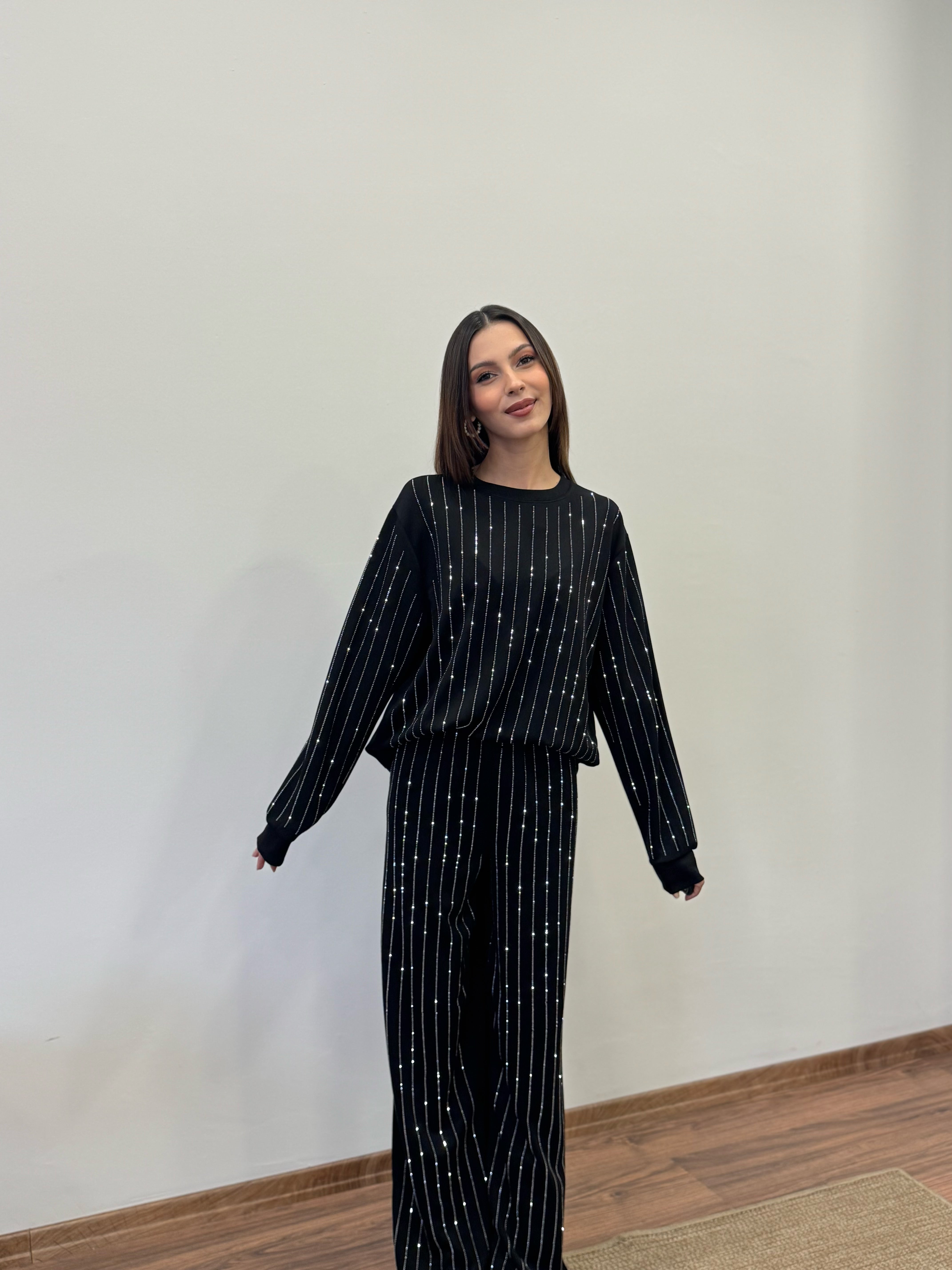 Çizgi Desen Taşlı Siyah Takım