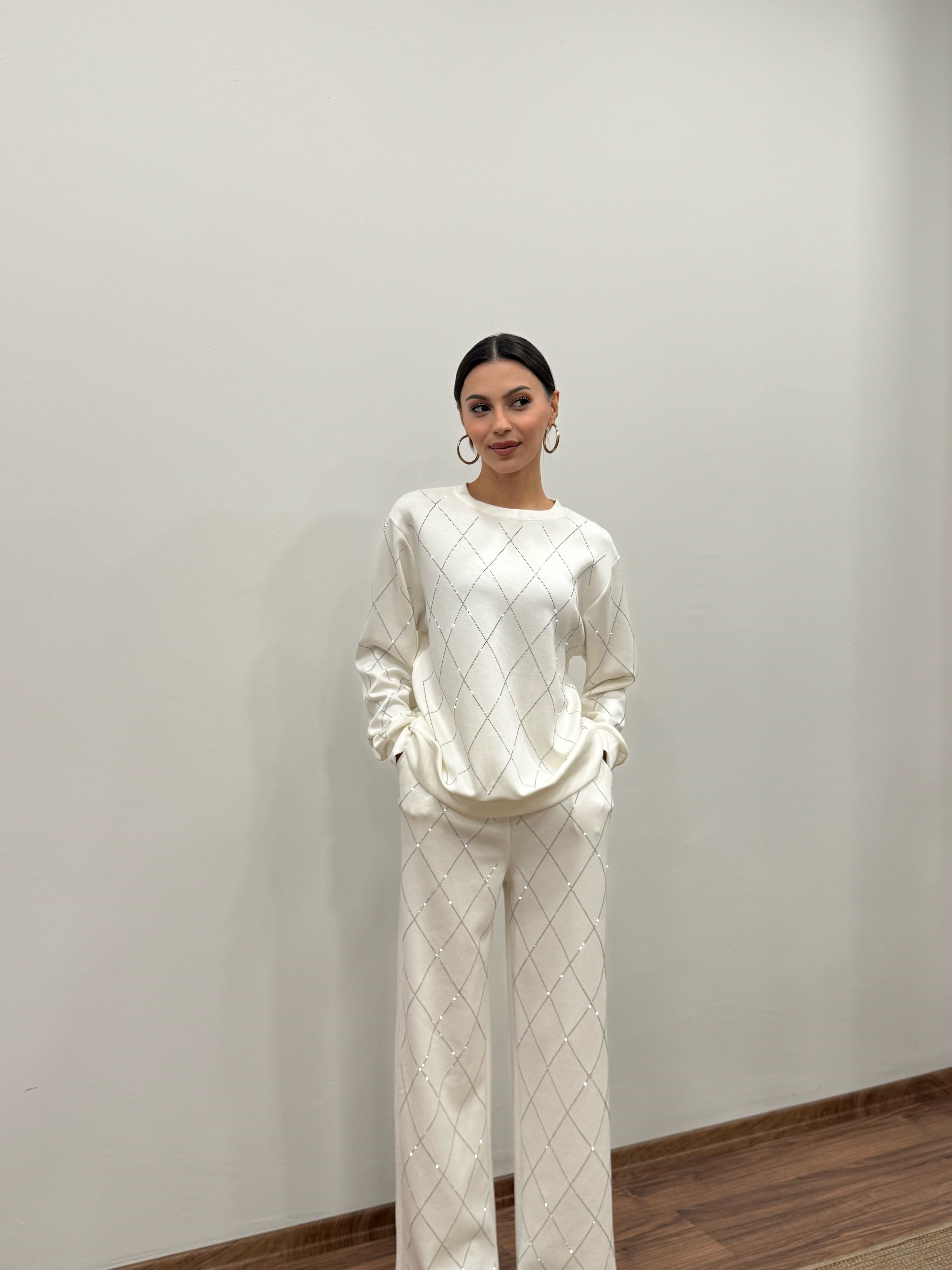 Baklava Desen Taşlı Beyaz Takım