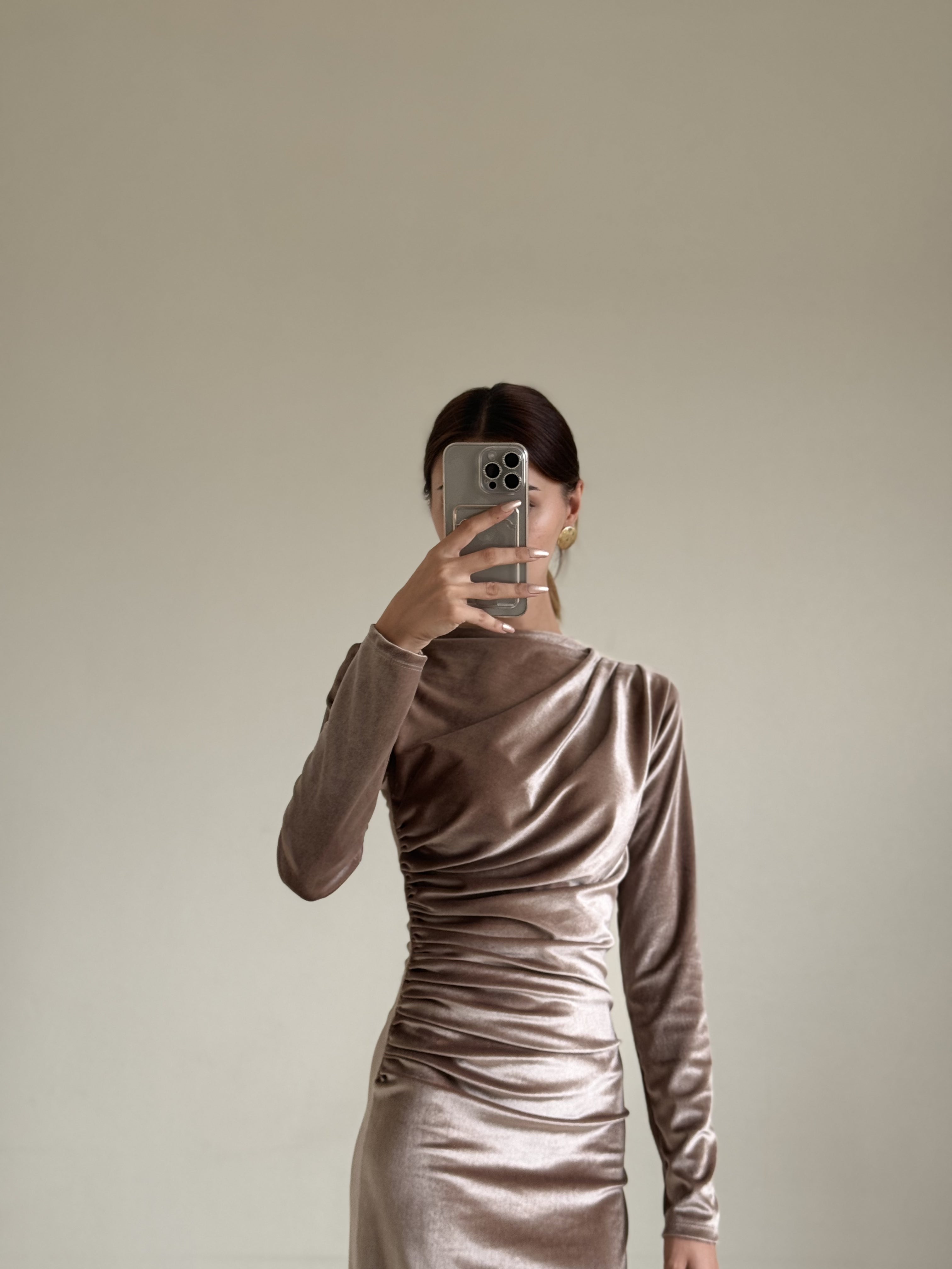 Kadife Omuz Ve Bel Kısmı Drapeli Uzun Kol Bej Kadın Elbise