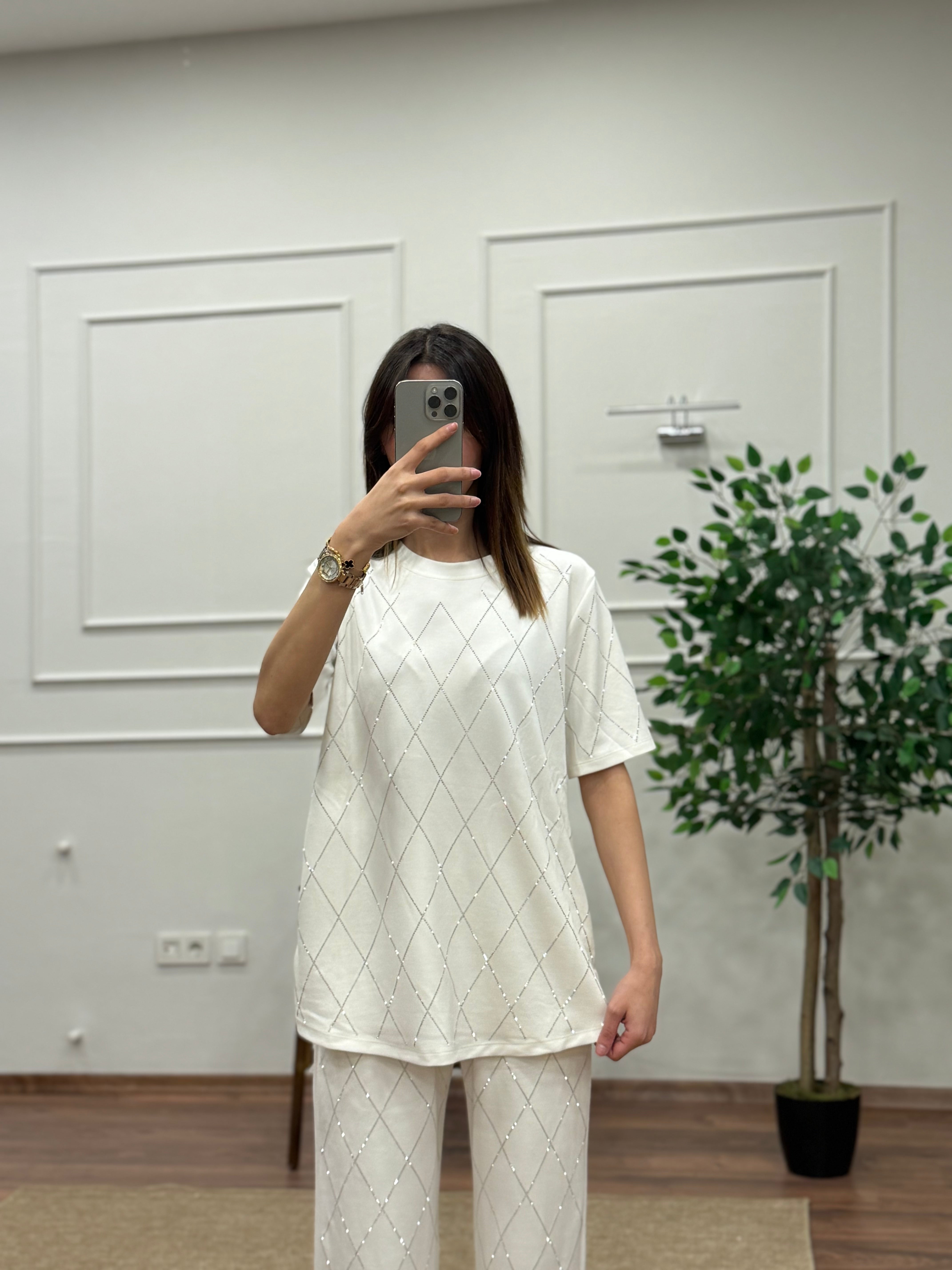 Oys Baklava Desen Taş Baskı Beyaz Bluz Pantolon Takım