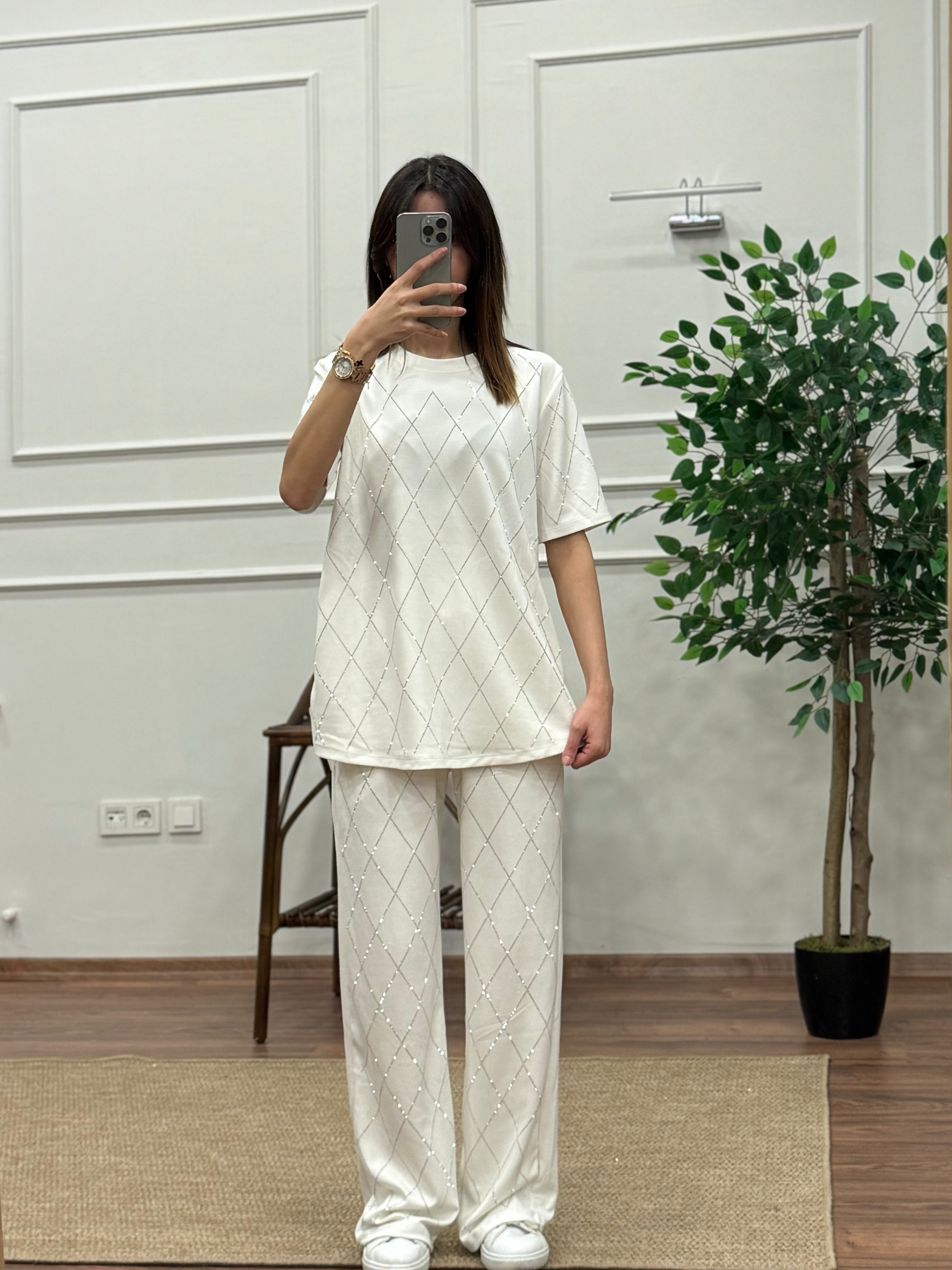 Oys Baklava Desen Taş Baskı Beyaz Bluz Pantolon Takım