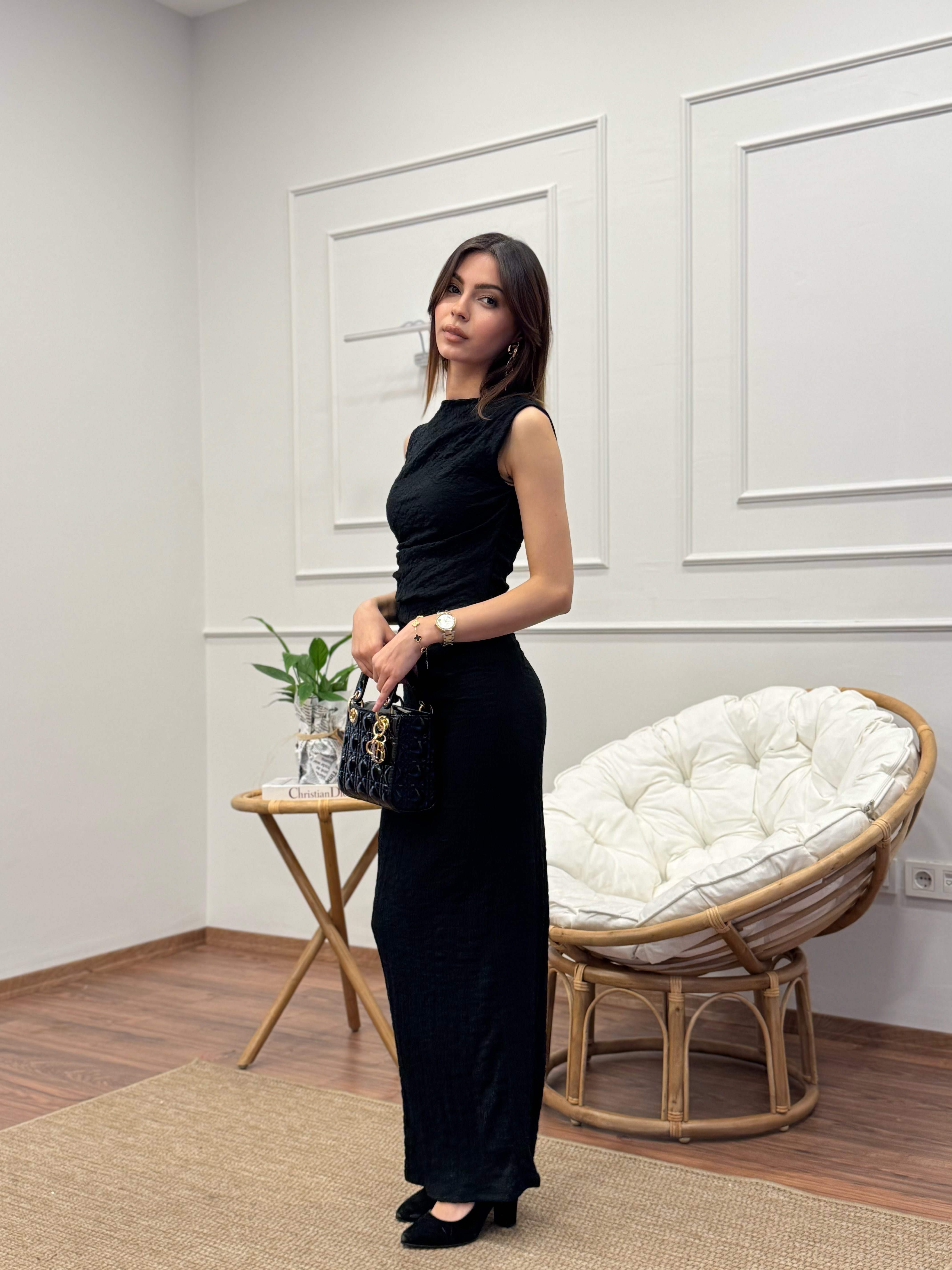 Aura Bel ve Omuz Büzgü Detay Siyah Elbise