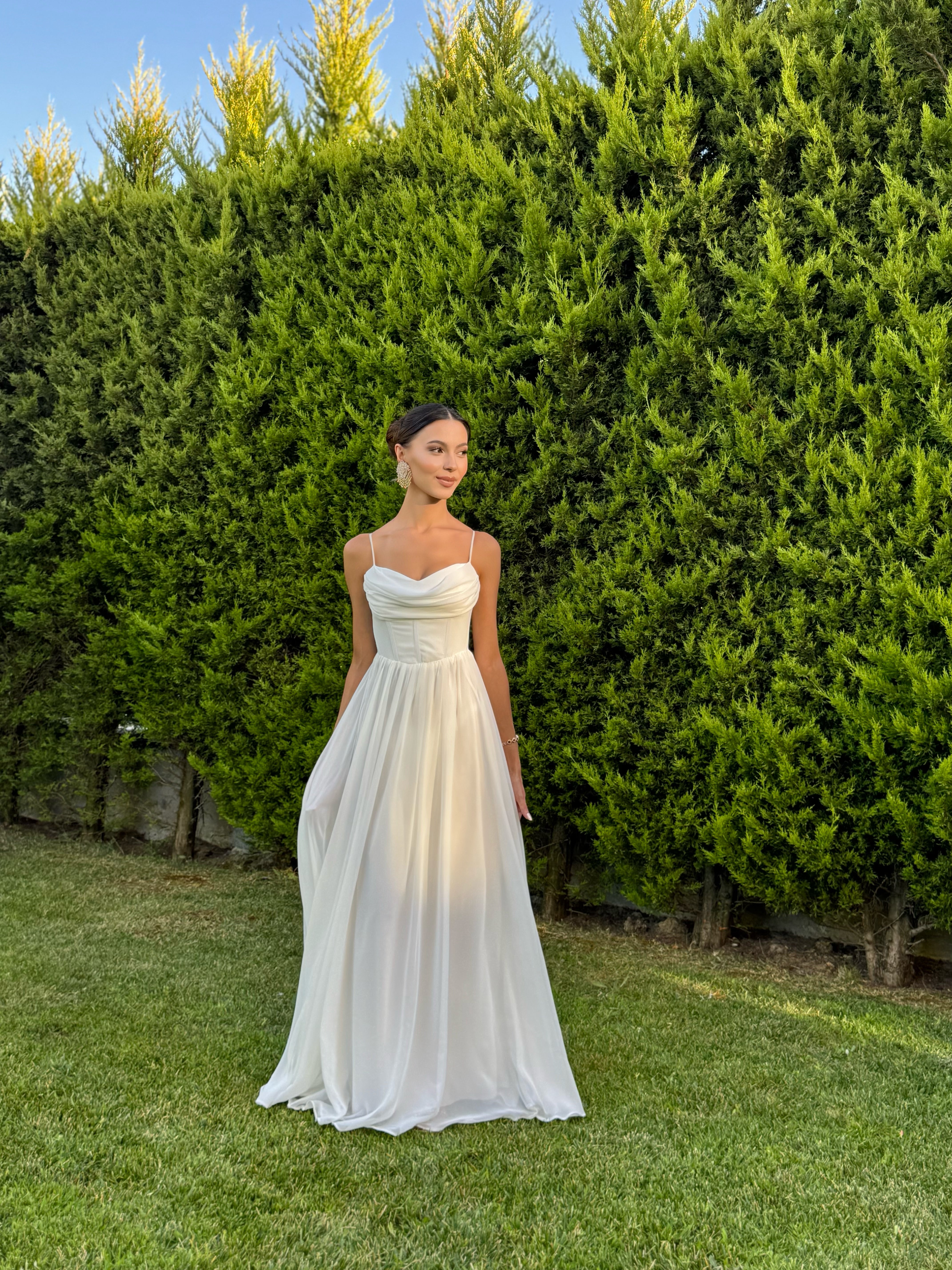 'Lovely' Göğüs Drape Sırt Detay Yırtmaçlı Beyaz Abiye