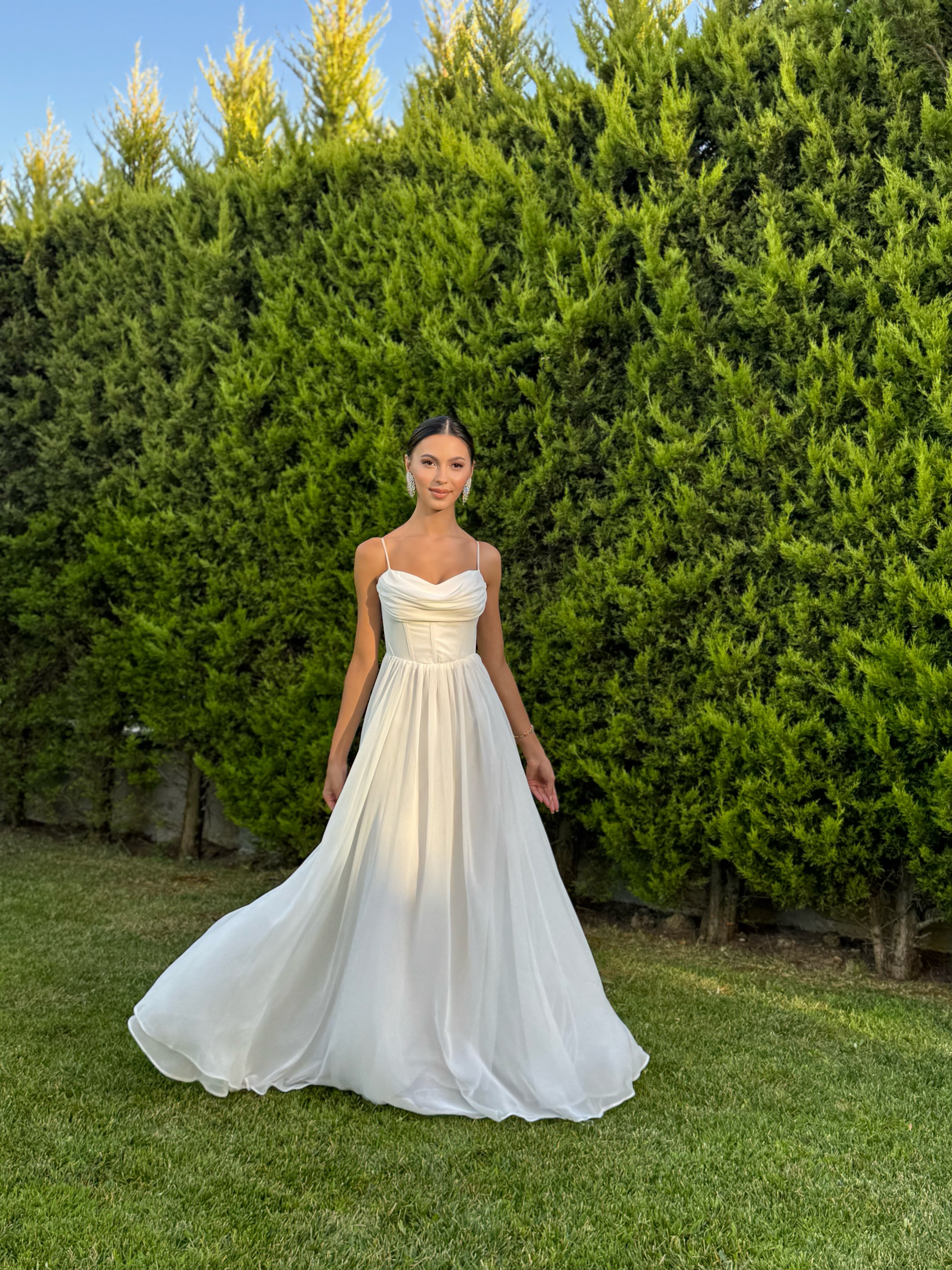 'Lovely' Göğüs Drape Sırt Detay Yırtmaçlı Beyaz Abiye