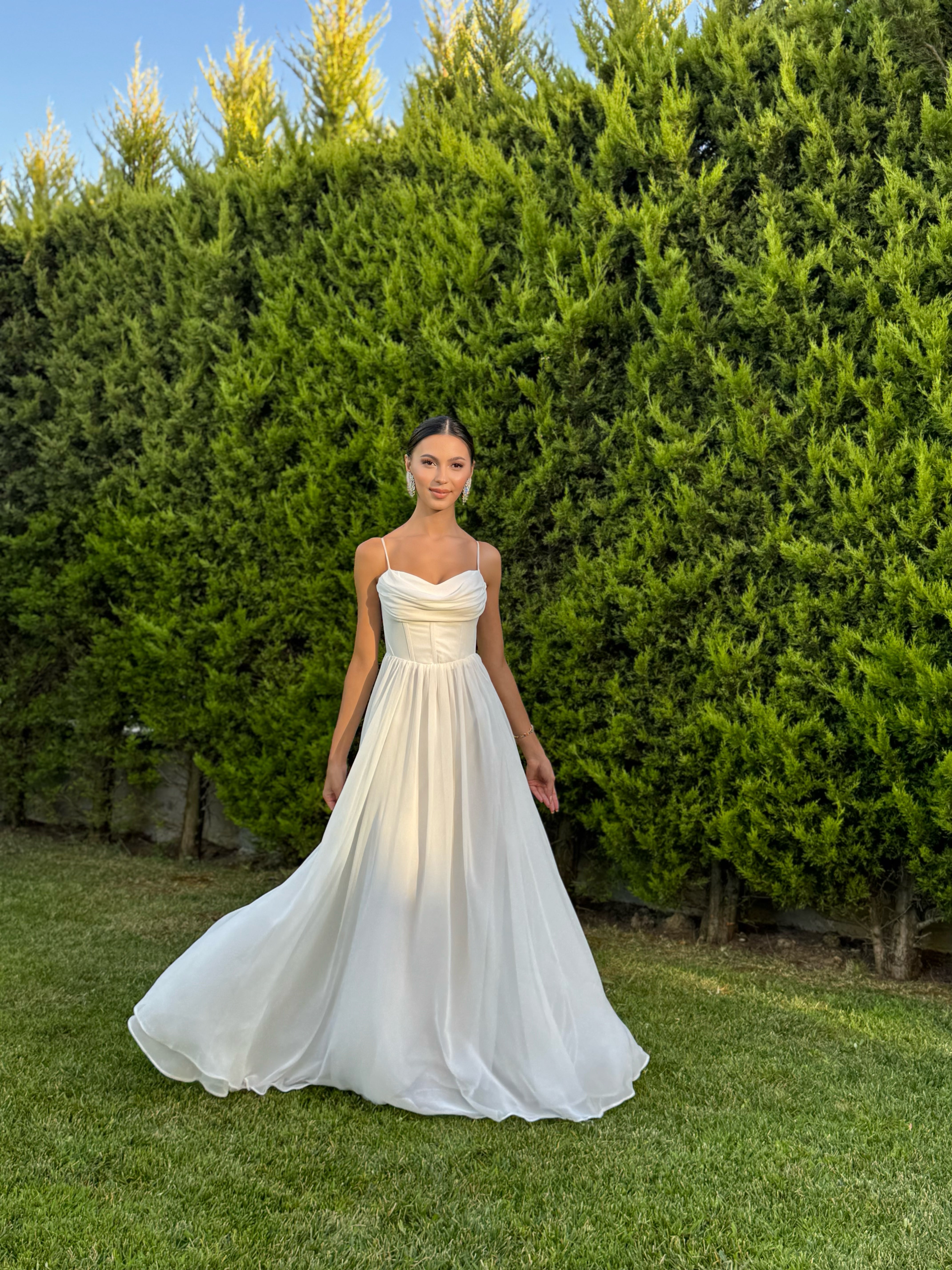 'Lovely' Göğüs Drape Sırt Detay Yırtmaçlı Beyaz Abiye