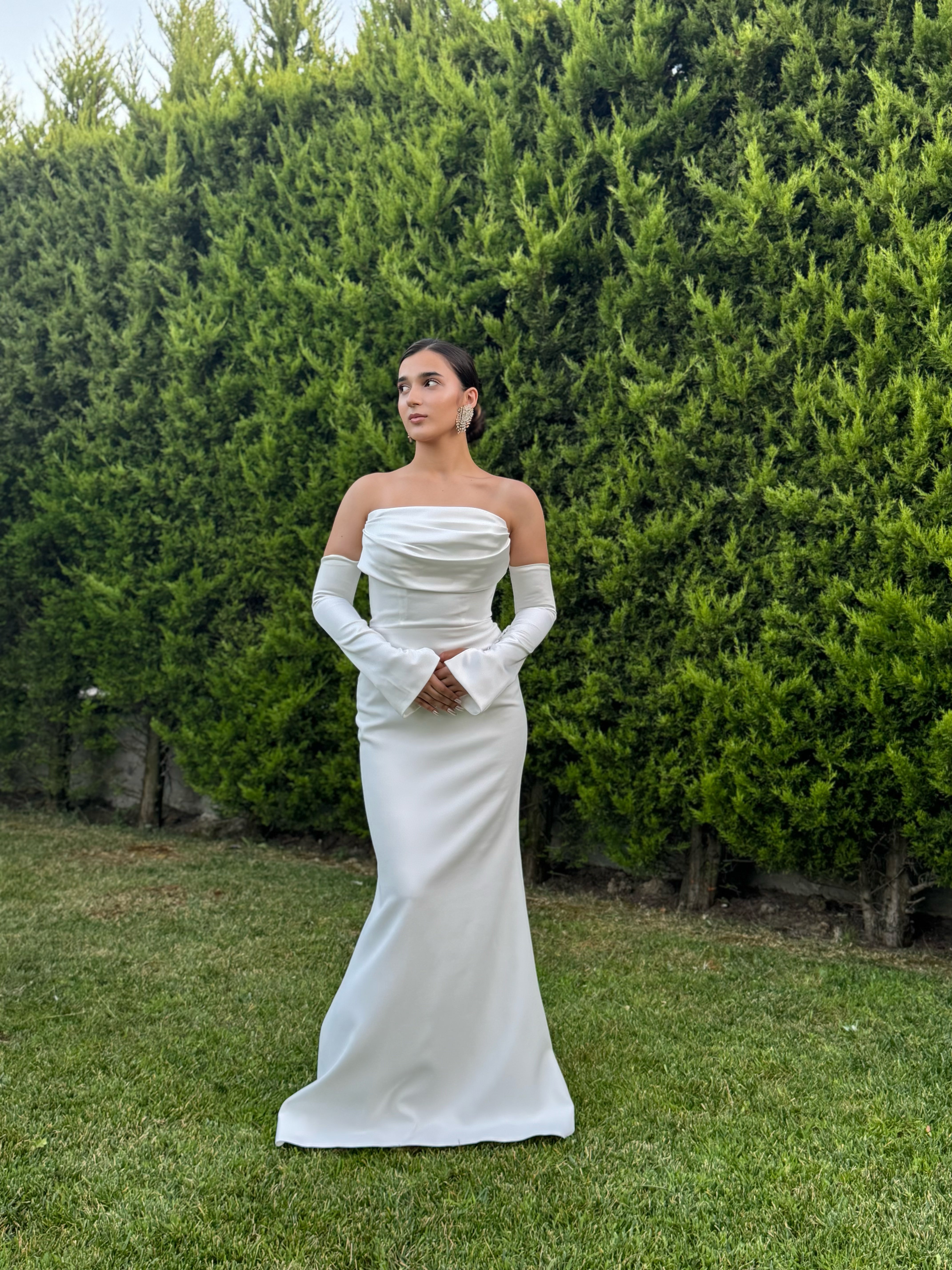 'Velora' Kol Detay Straplez Saten Beyaz Abiye