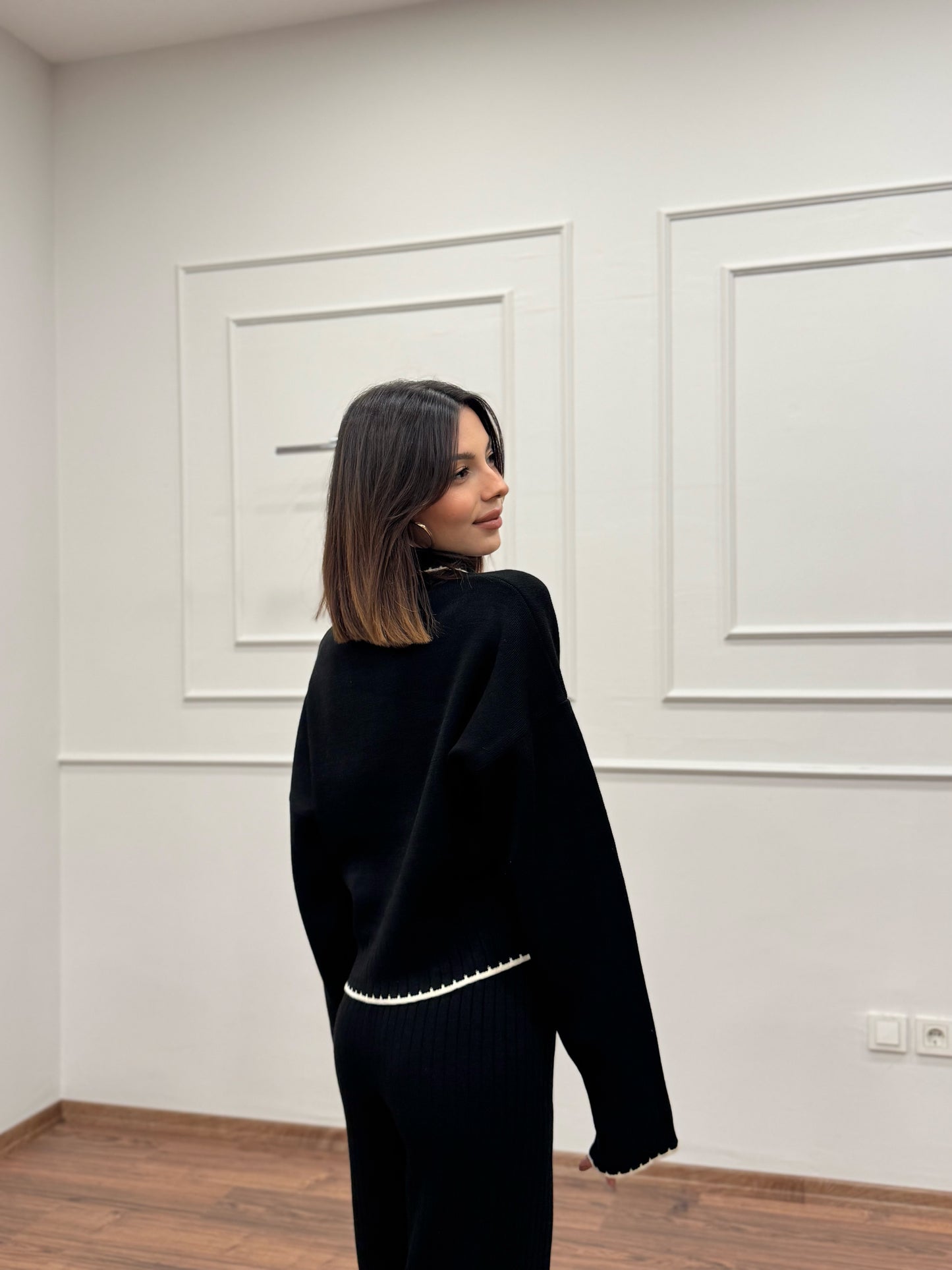 Mandy Fular Detay Crop Pantolon Triko Siyah Takım