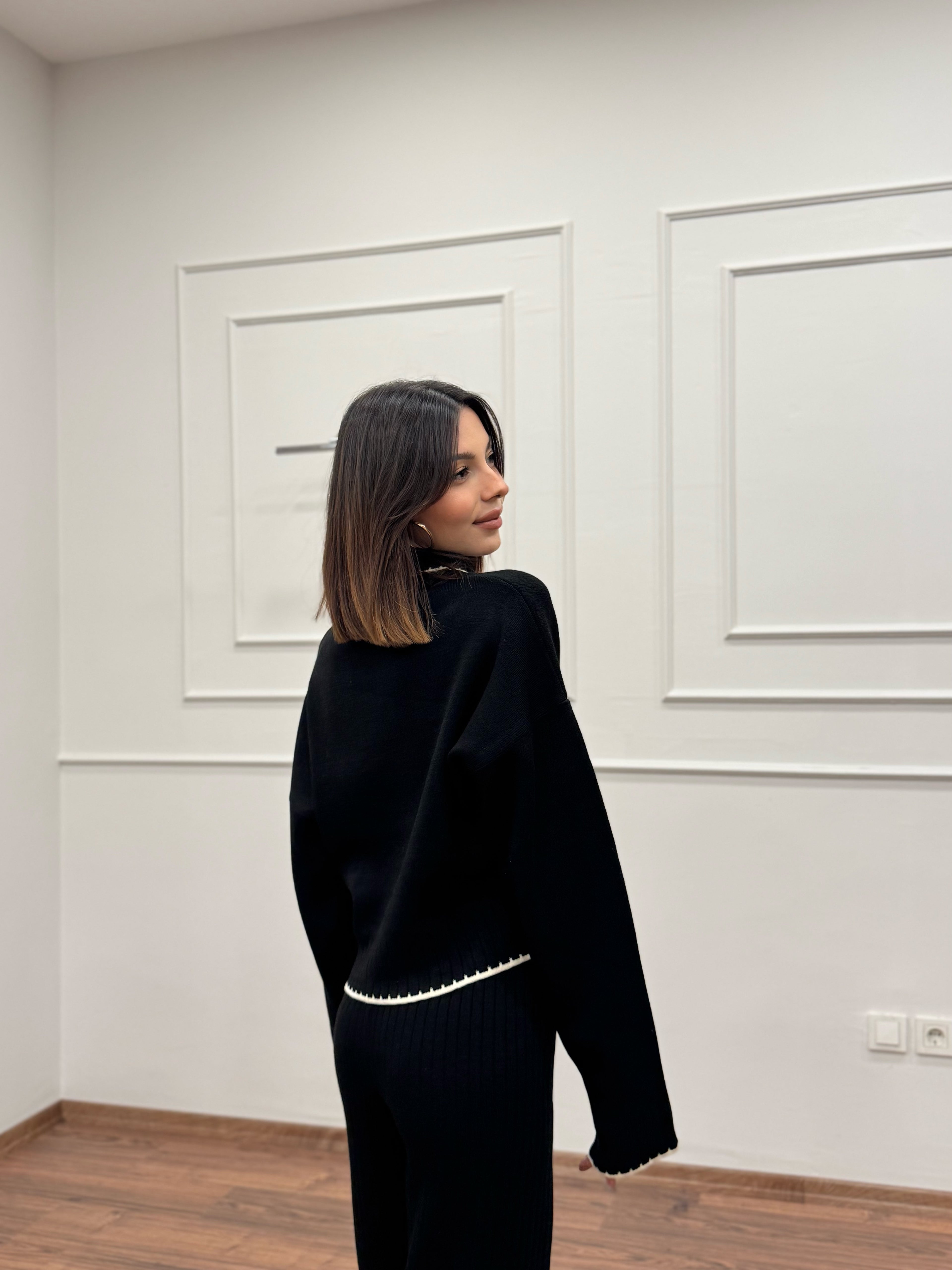 Mandy Fular Detay Crop Pantolon Triko Siyah Takım