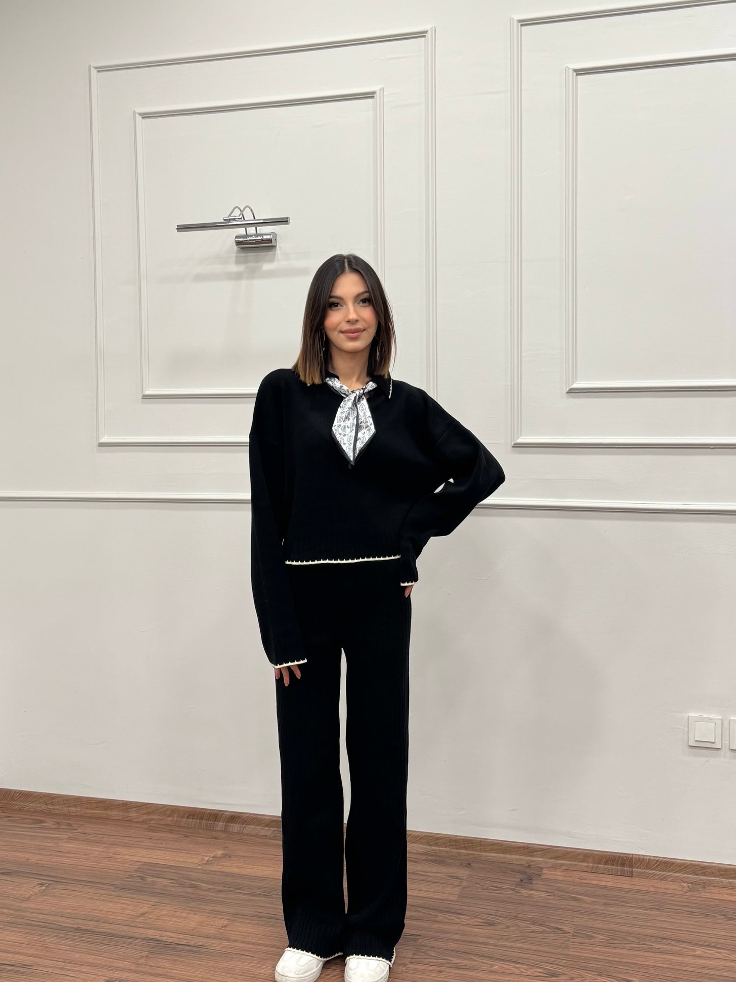 Mandy Fular Detay Crop Pantolon Triko Siyah Takım