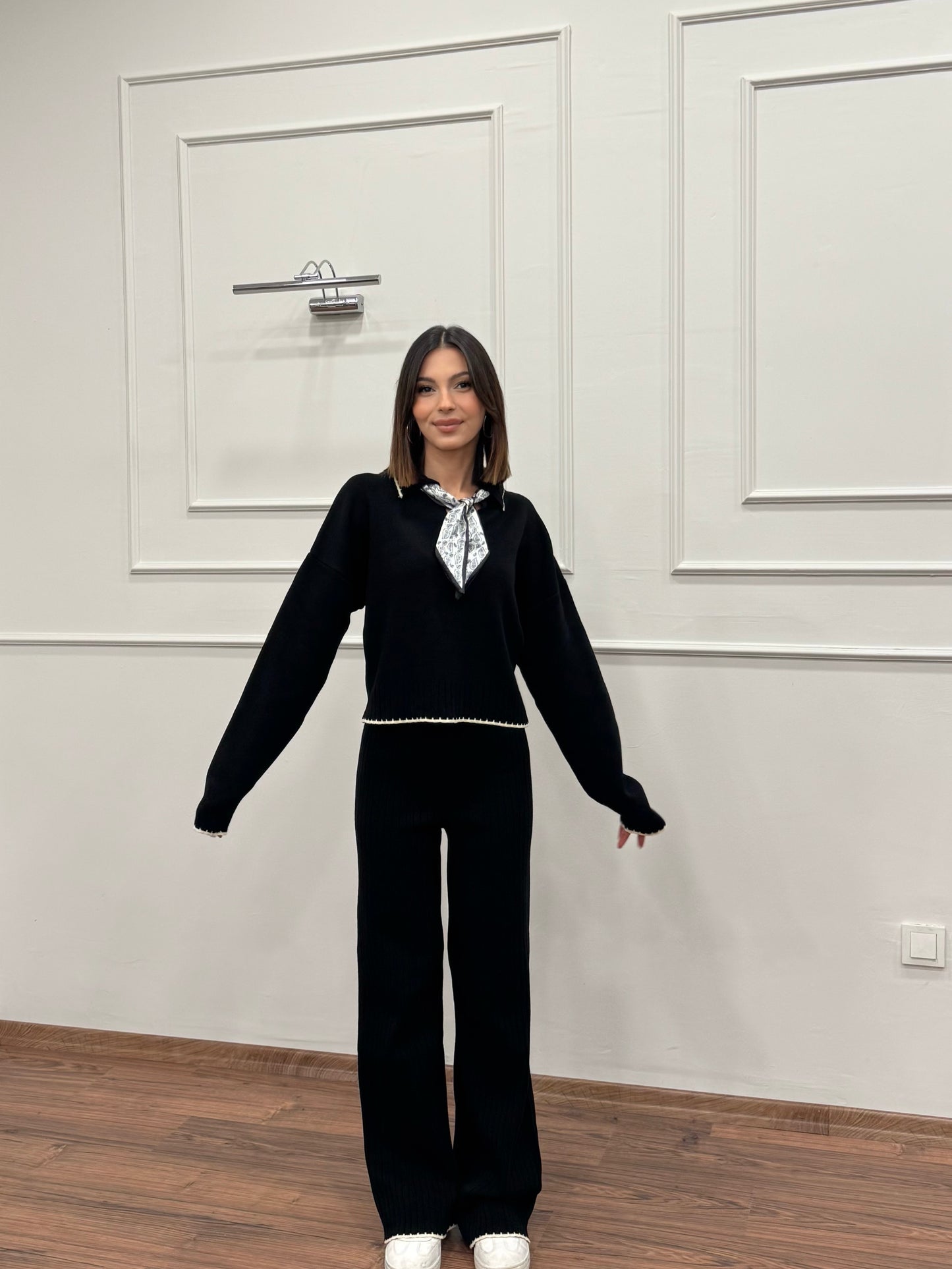 Mandy Fular Detay Crop Pantolon Triko Siyah Takım
