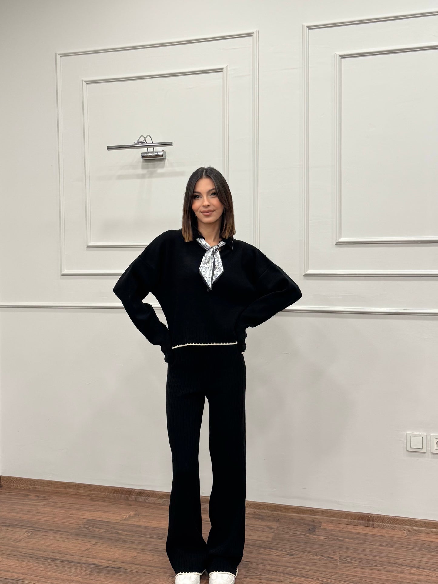 Mandy Fular Detay Crop Pantolon Triko Siyah Takım