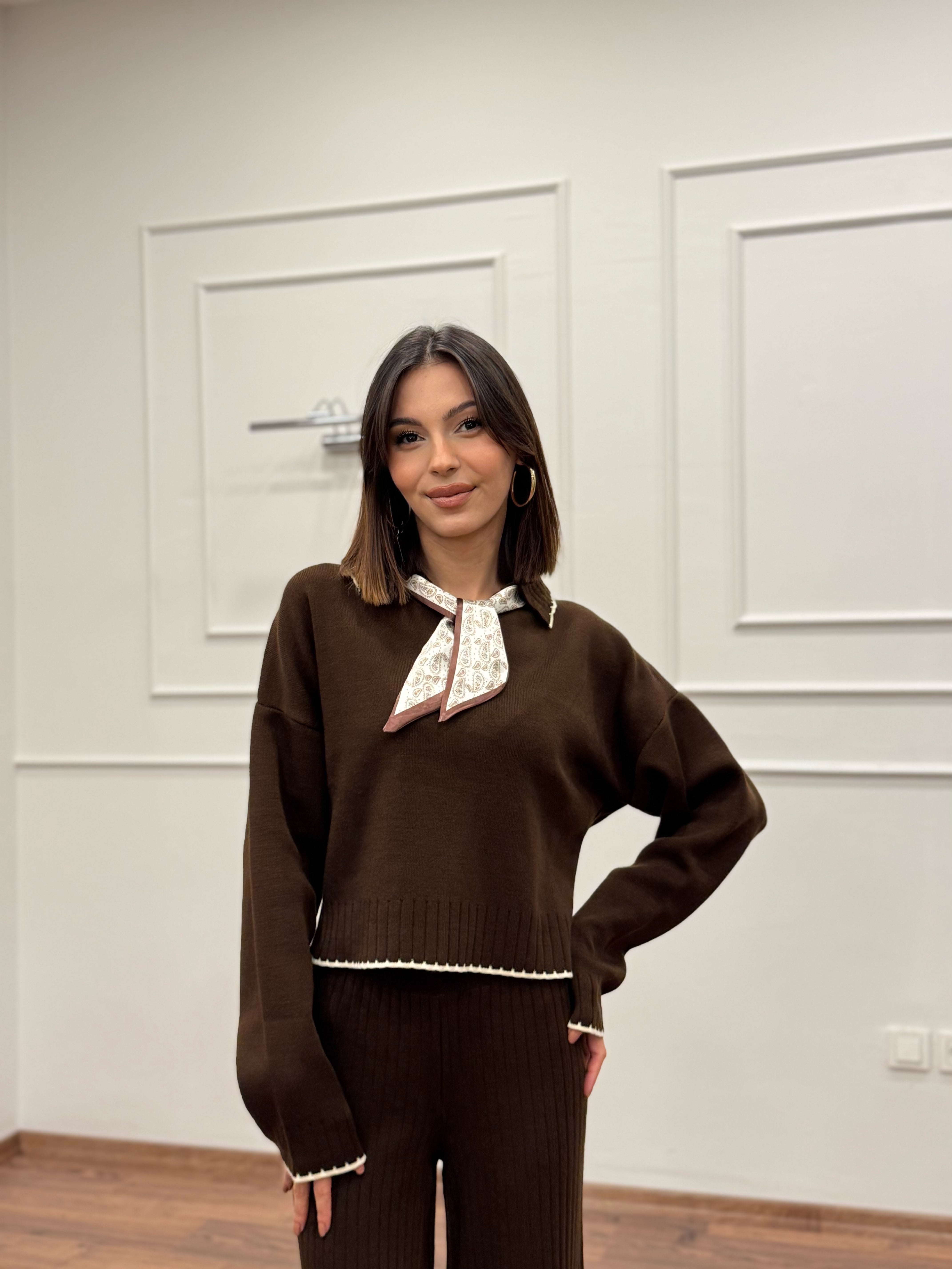 Mandy Fular Detay Crop Pantolon Triko Kahverengi Takım