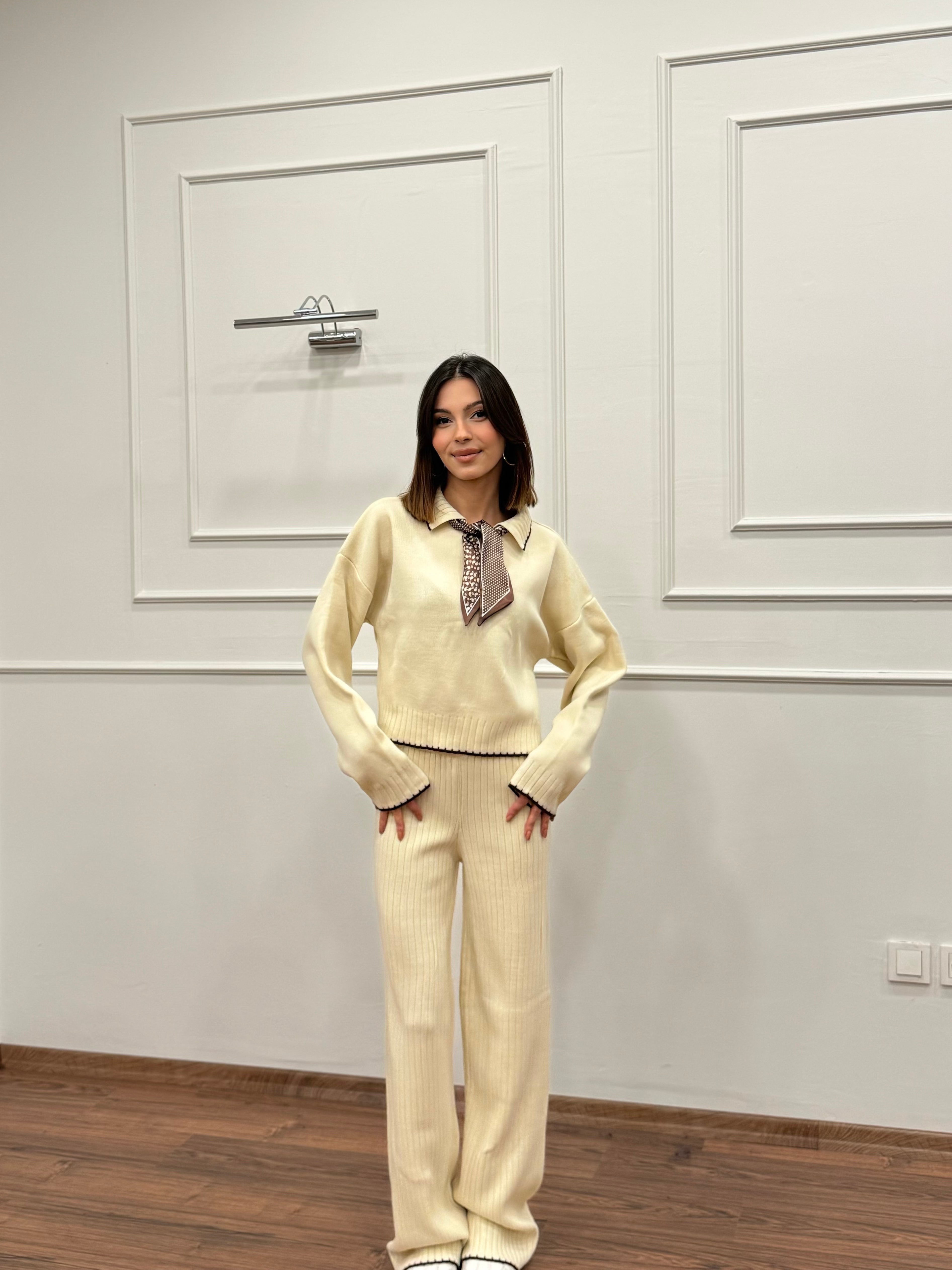 Mandy Fular Detay Crop Pantolon Triko Ekru Takım