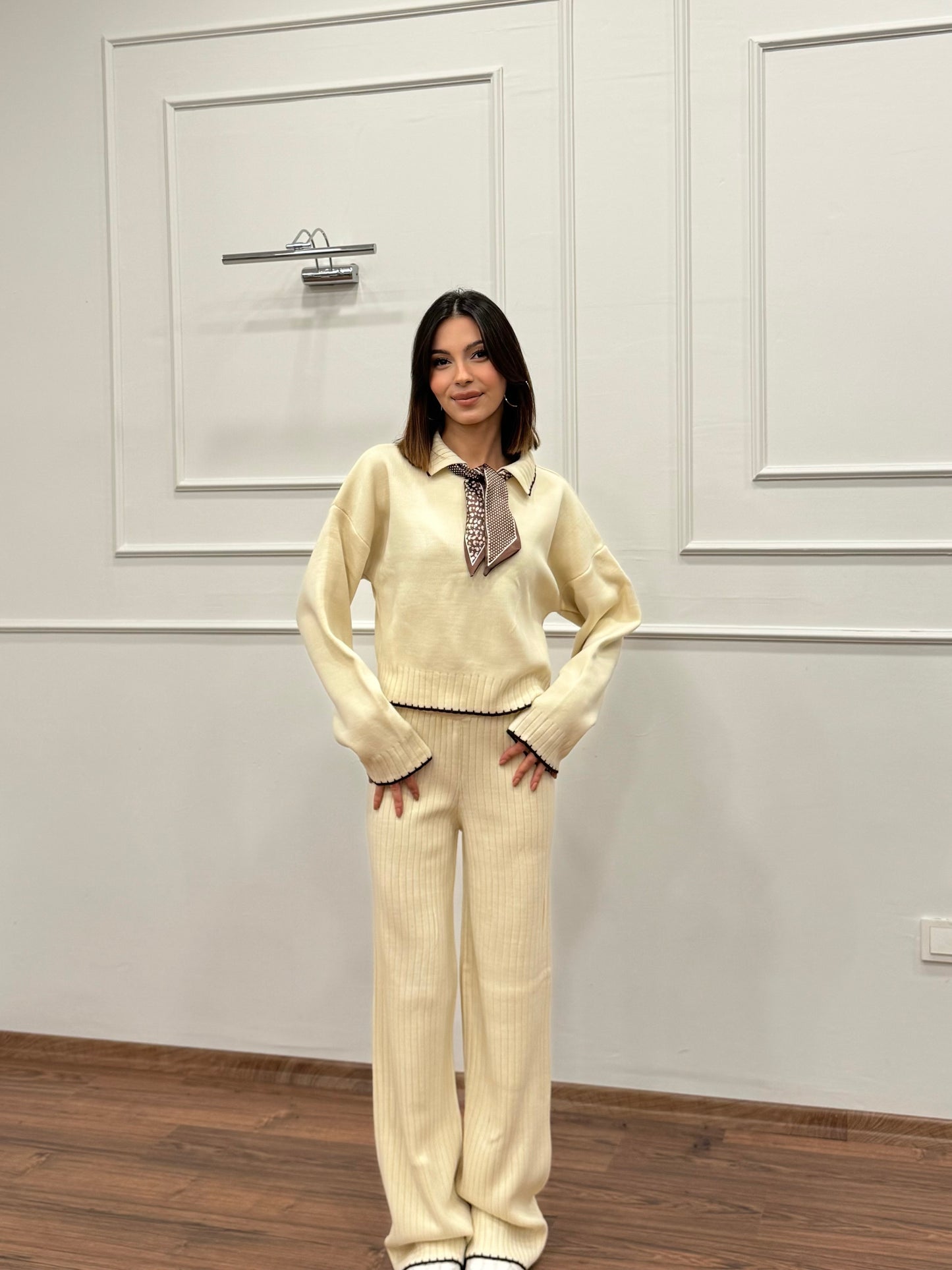 Mandy Fular Detay Crop Pantolon Triko Ekru Takım