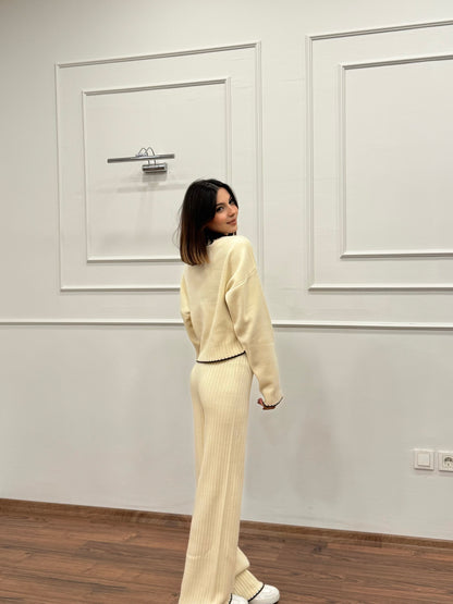 Mandy Fular Detay Crop Pantolon Triko Ekru Takım