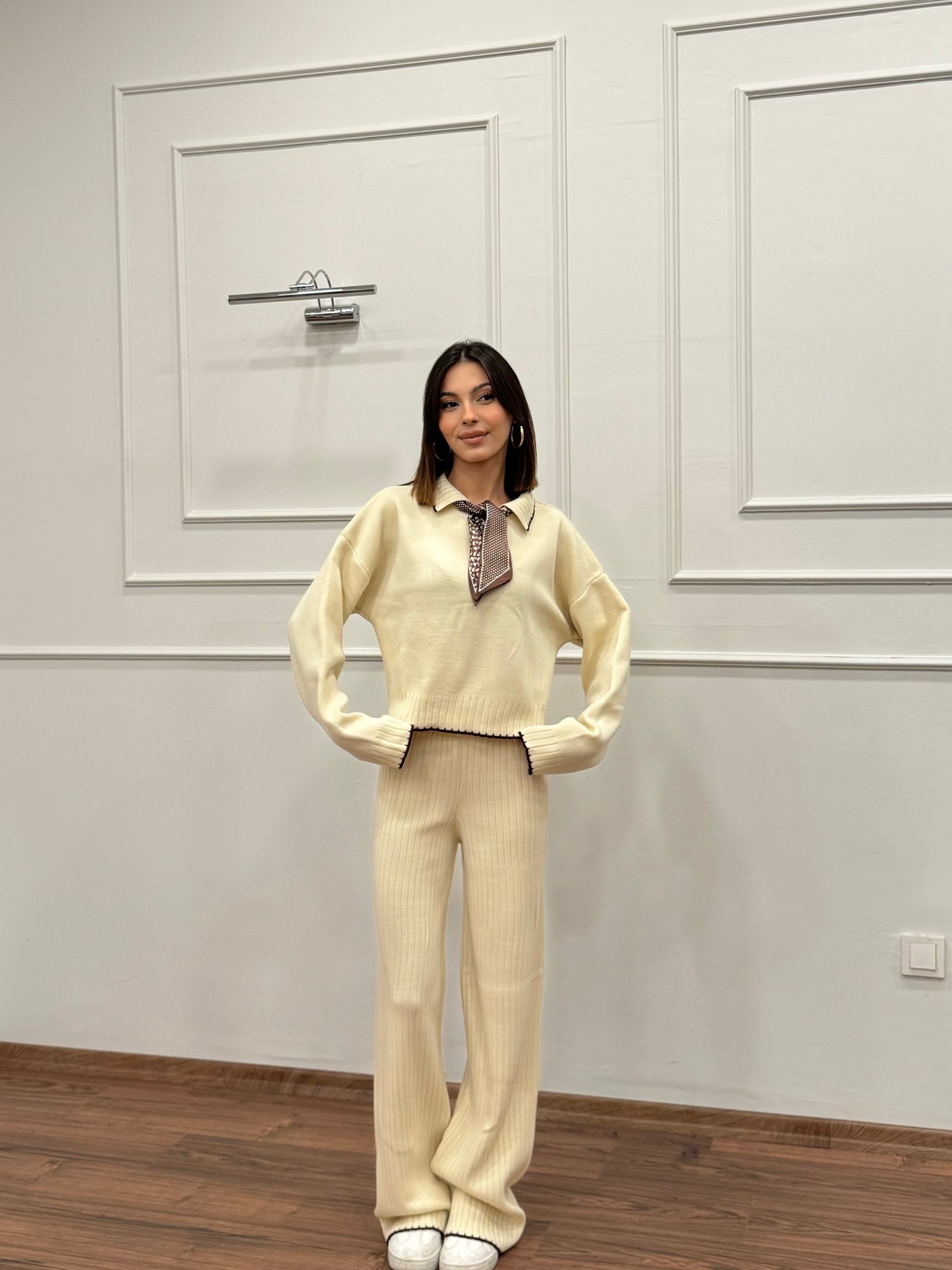 Mandy Fular Detay Crop Pantolon Triko Ekru Takım