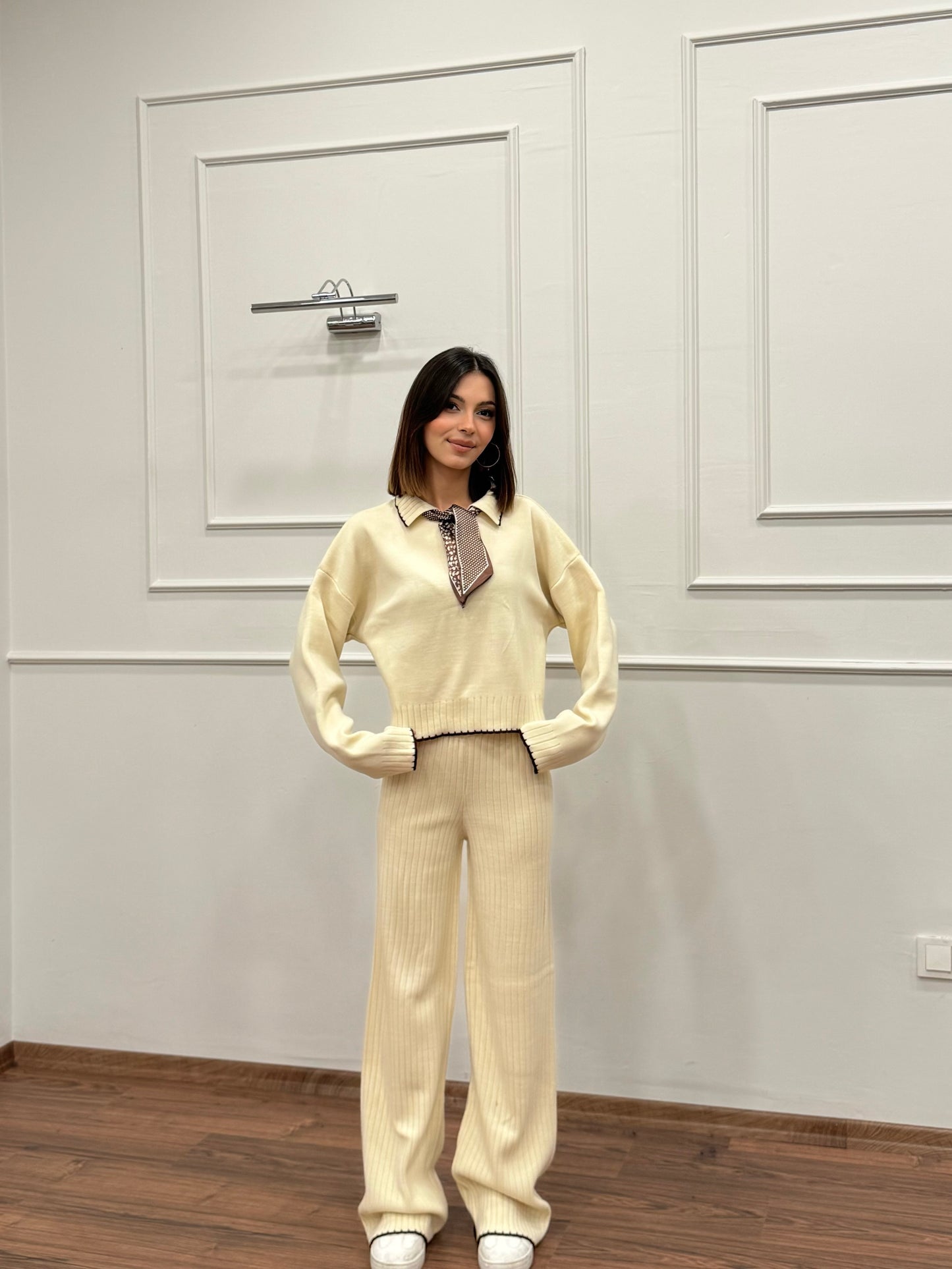 Mandy Fular Detay Crop Pantolon Triko Ekru Takım
