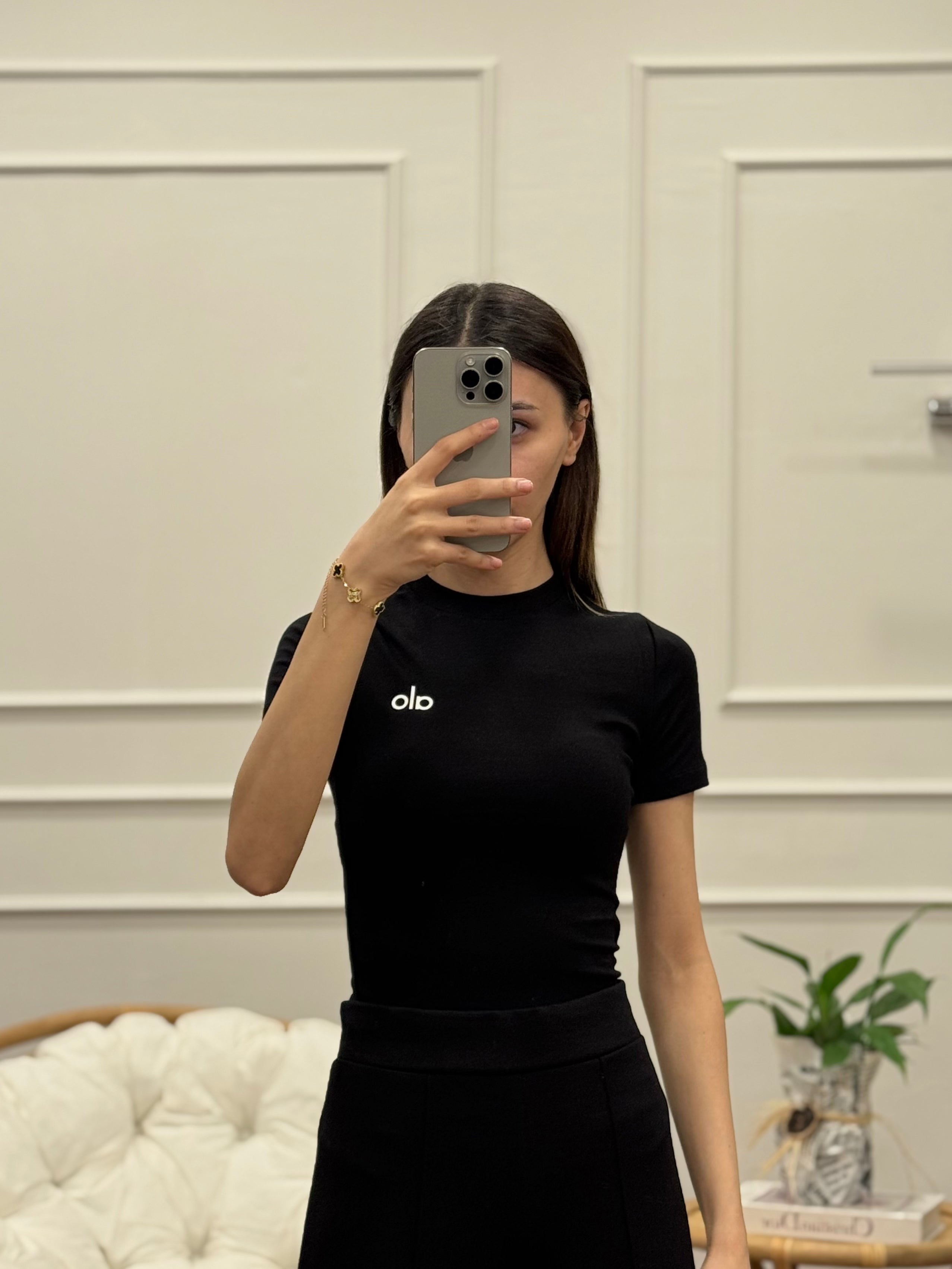 Alo Yoga Bele Oturan Siyah Bluz