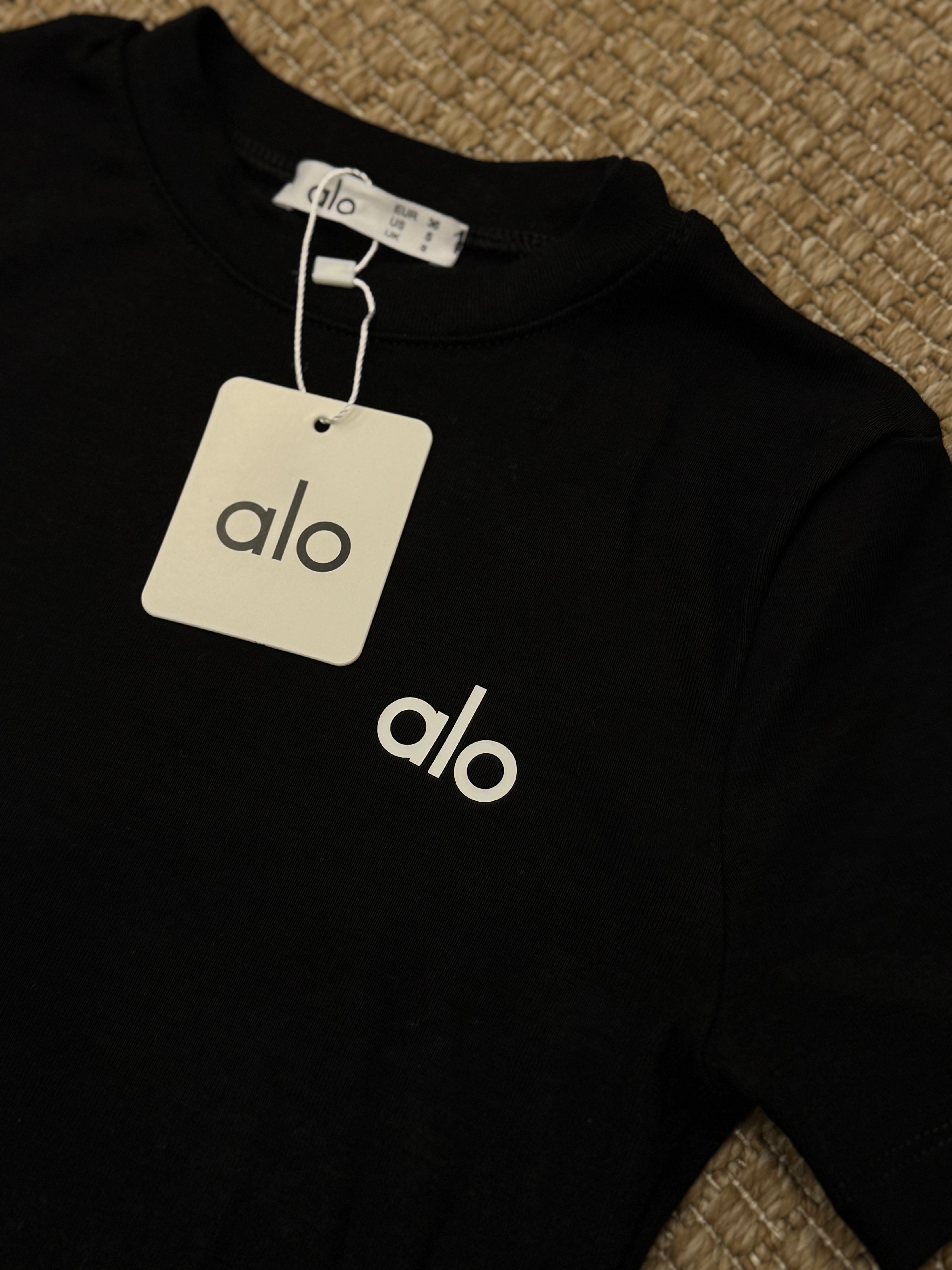 Alo Yoga Bele Oturan Siyah Bluz