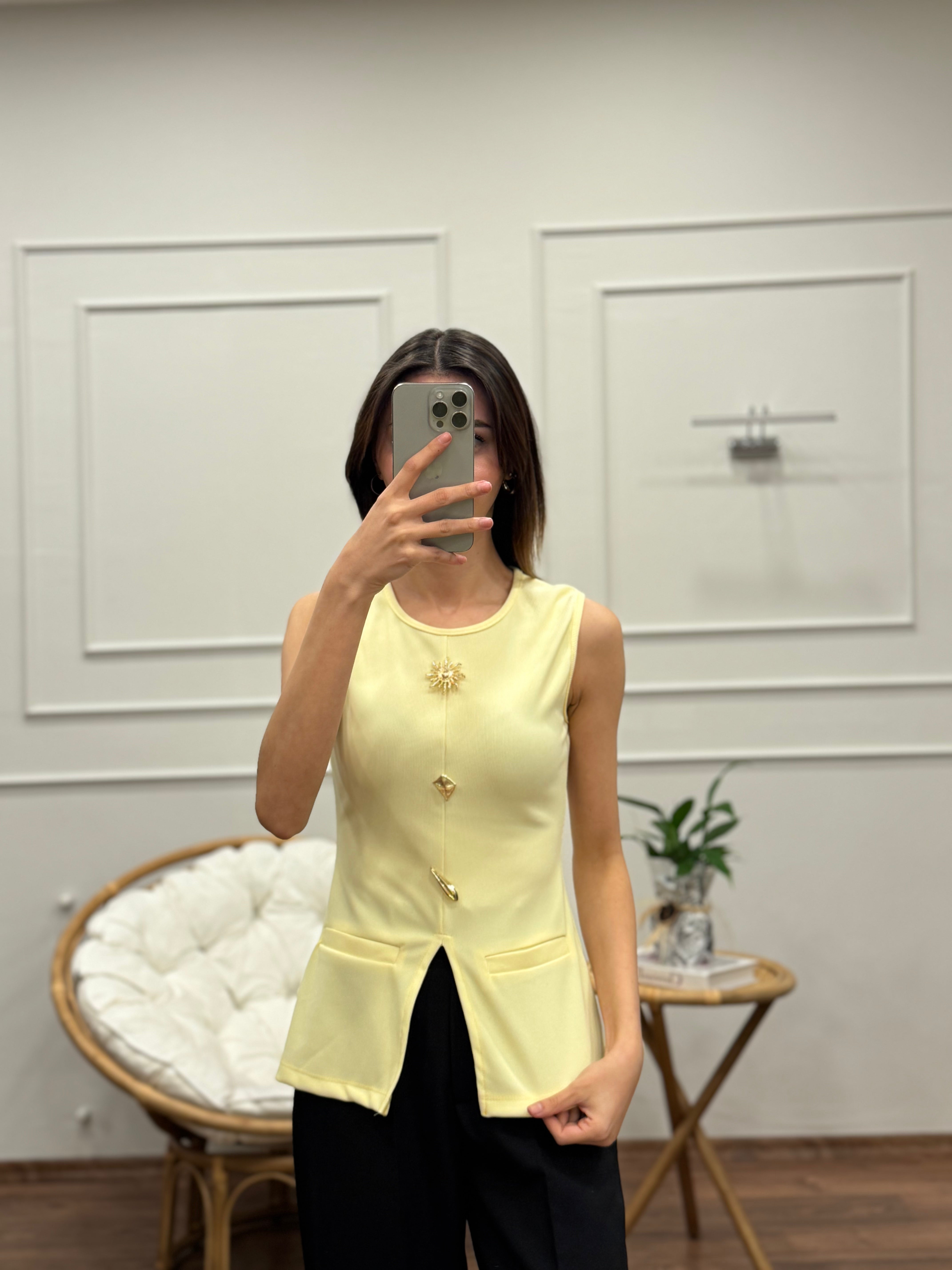 Aksesuar Detay Özel Tasarım Bebe Sarısı Bluz