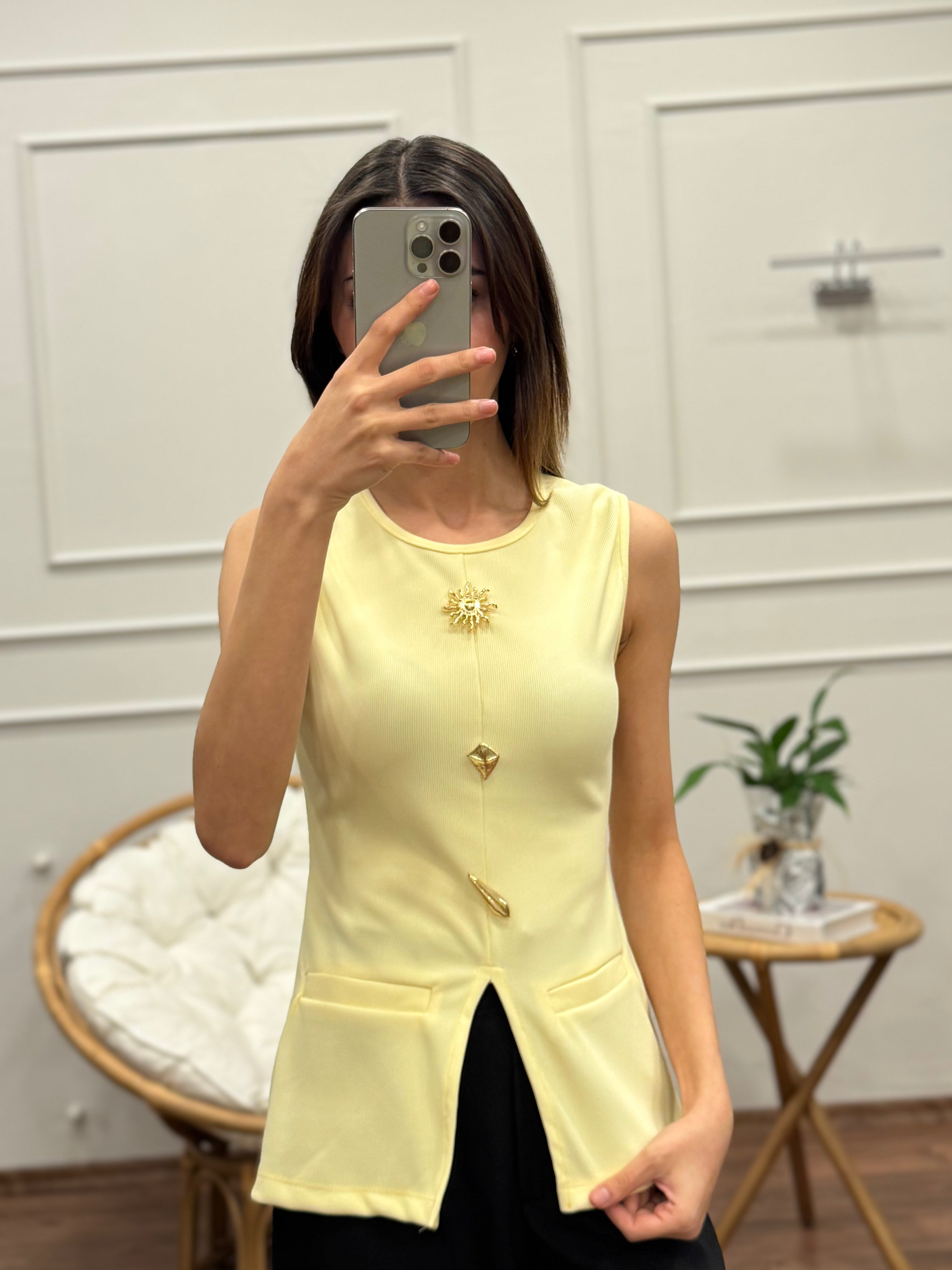 Aksesuar Detay Özel Tasarım Bebe Sarısı Bluz