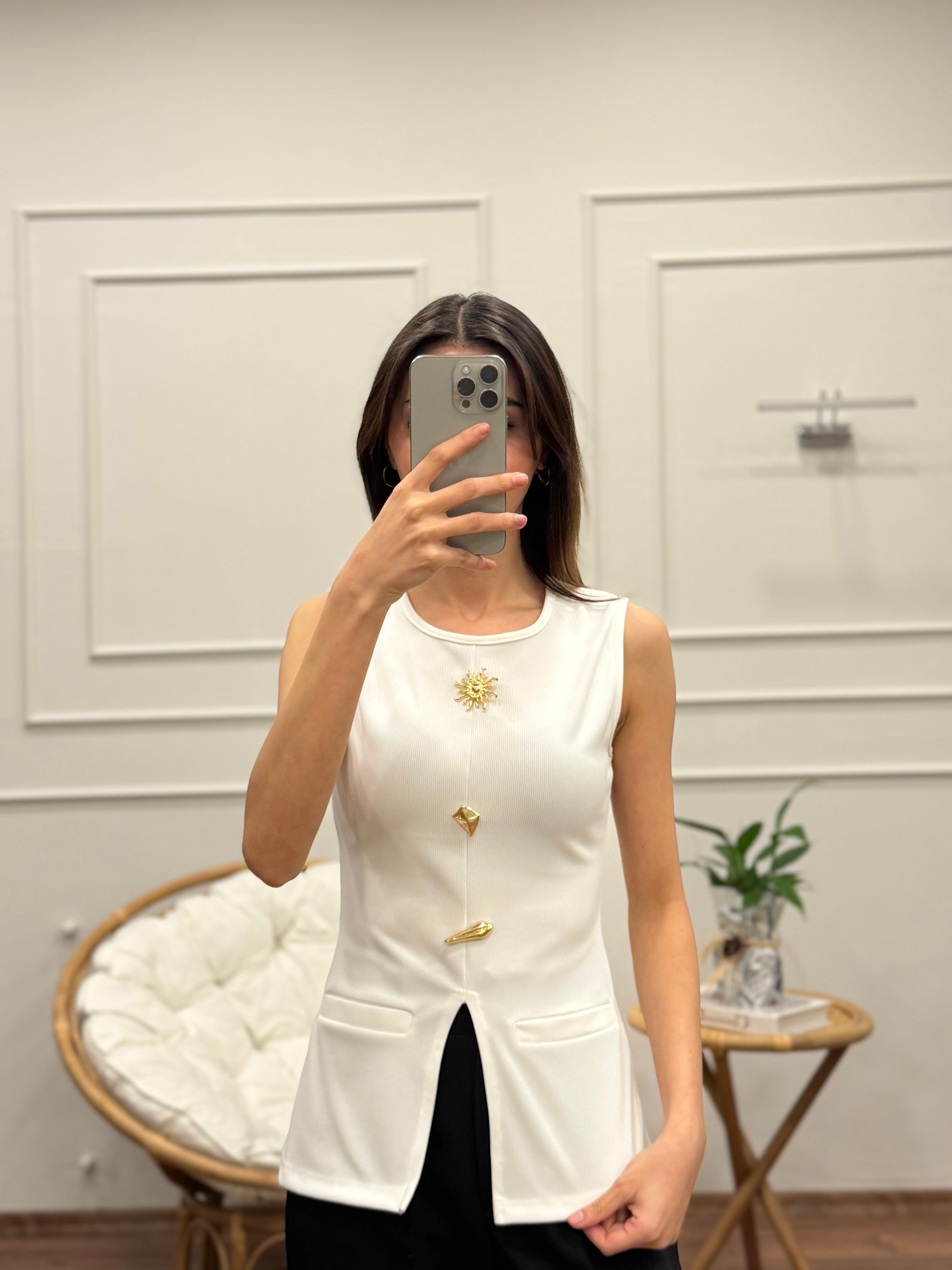 Aksesuar Detay Özel Tasarım Beyaz Bluz