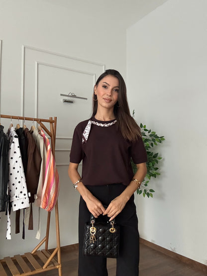 Fular Aksesuar Detay Kahverengi Triko Bluz