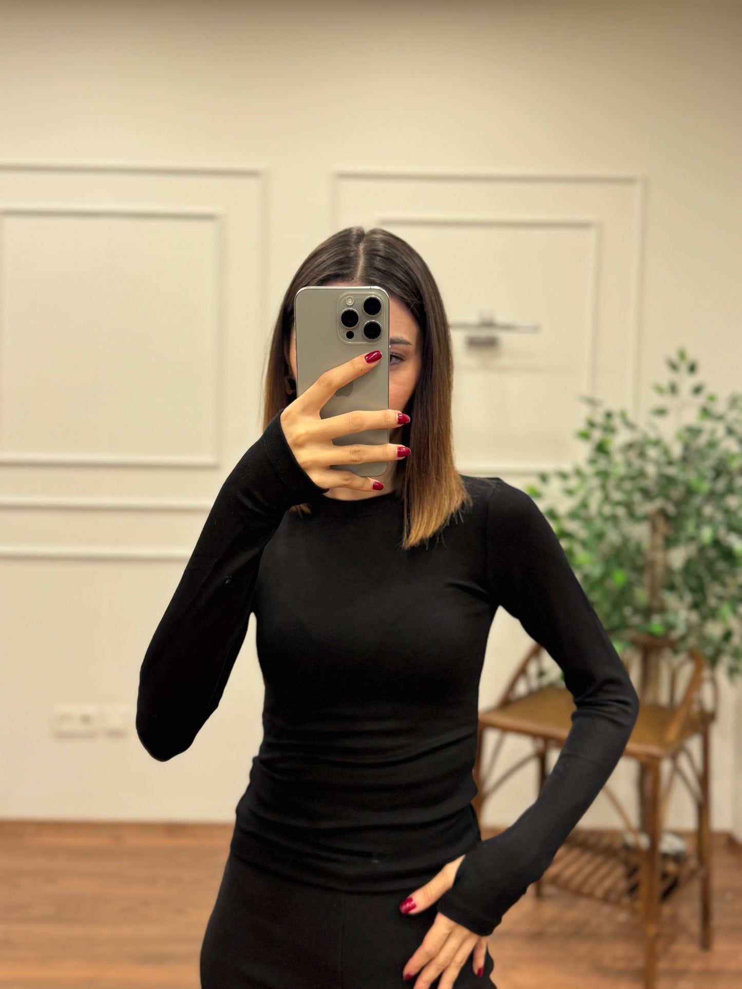 Ola Parmak Geçirmeli Siyah Bluz