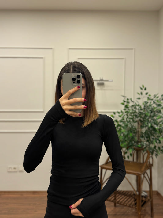 Ola Parmak Geçirmeli Siyah Bluz