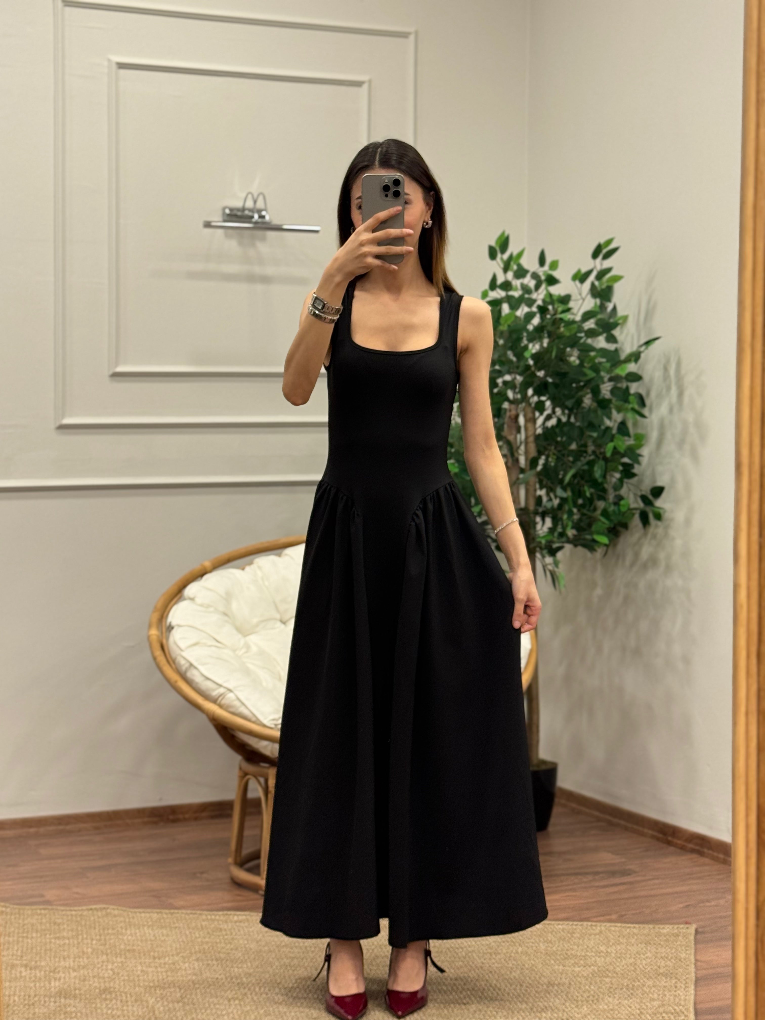 Amore Bele Oturan Siyah Balon Elbise