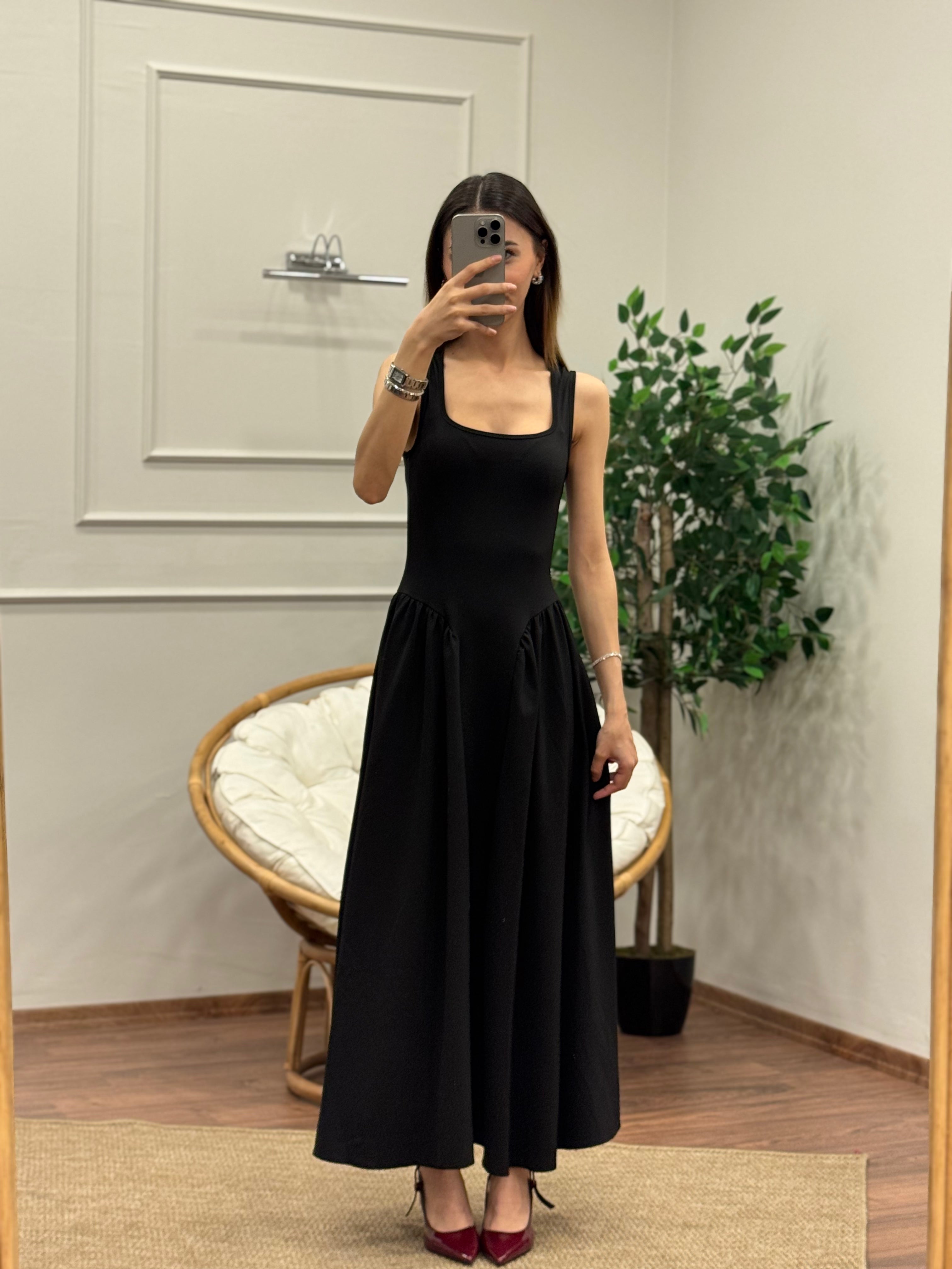 Amore Bele Oturan Siyah Balon Elbise