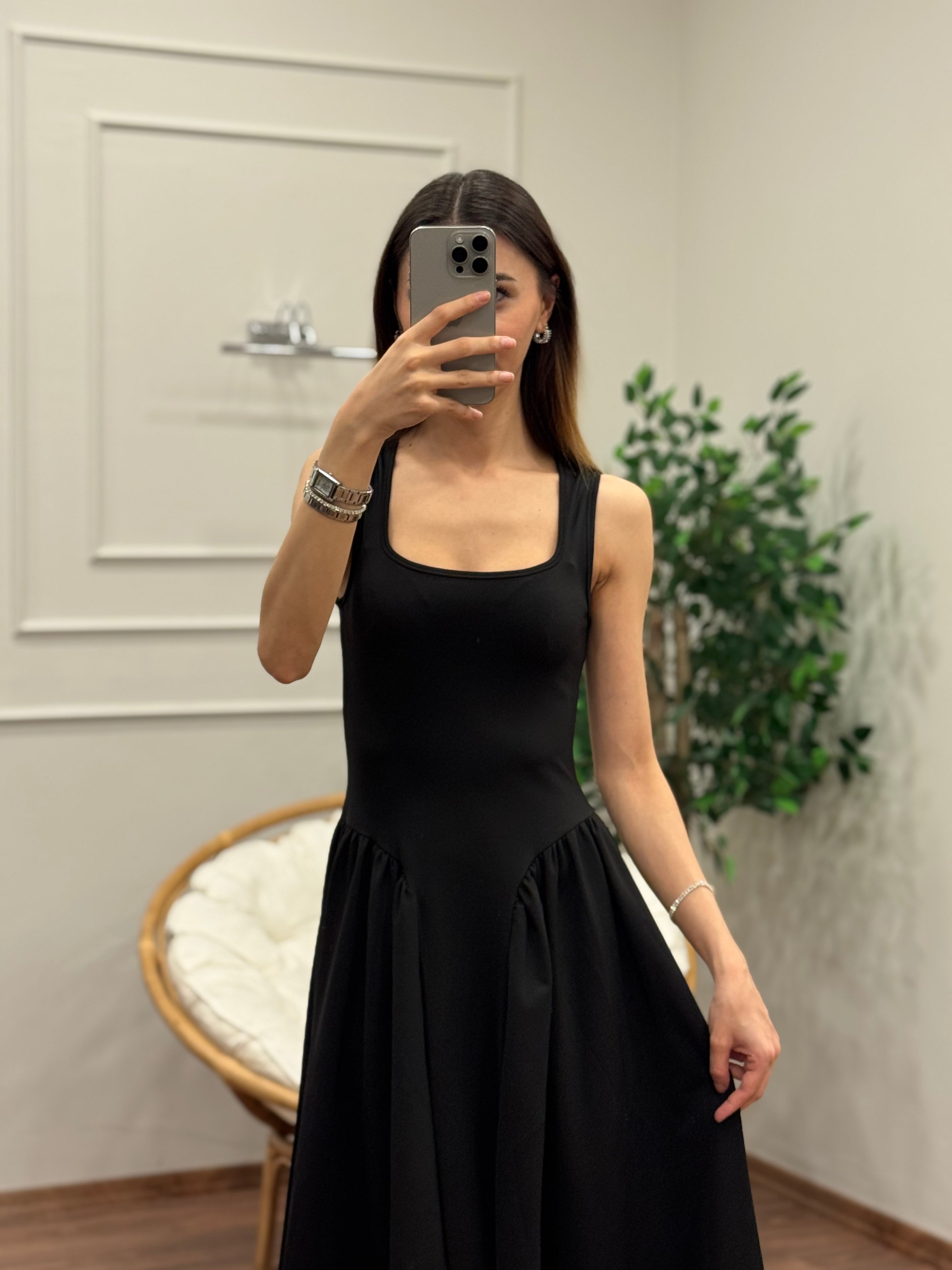 Amore Bele Oturan Siyah Balon Elbise