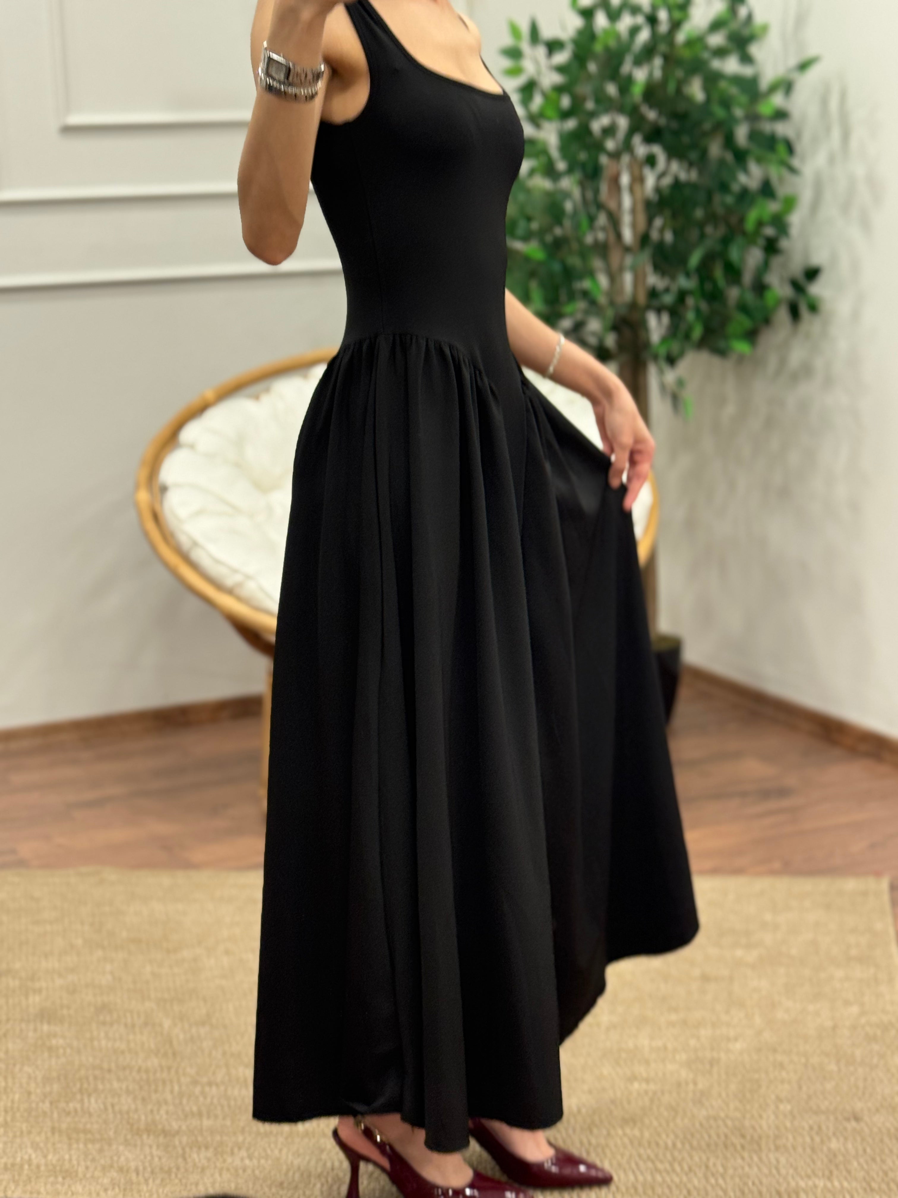 Amore Bele Oturan Siyah Balon Elbise