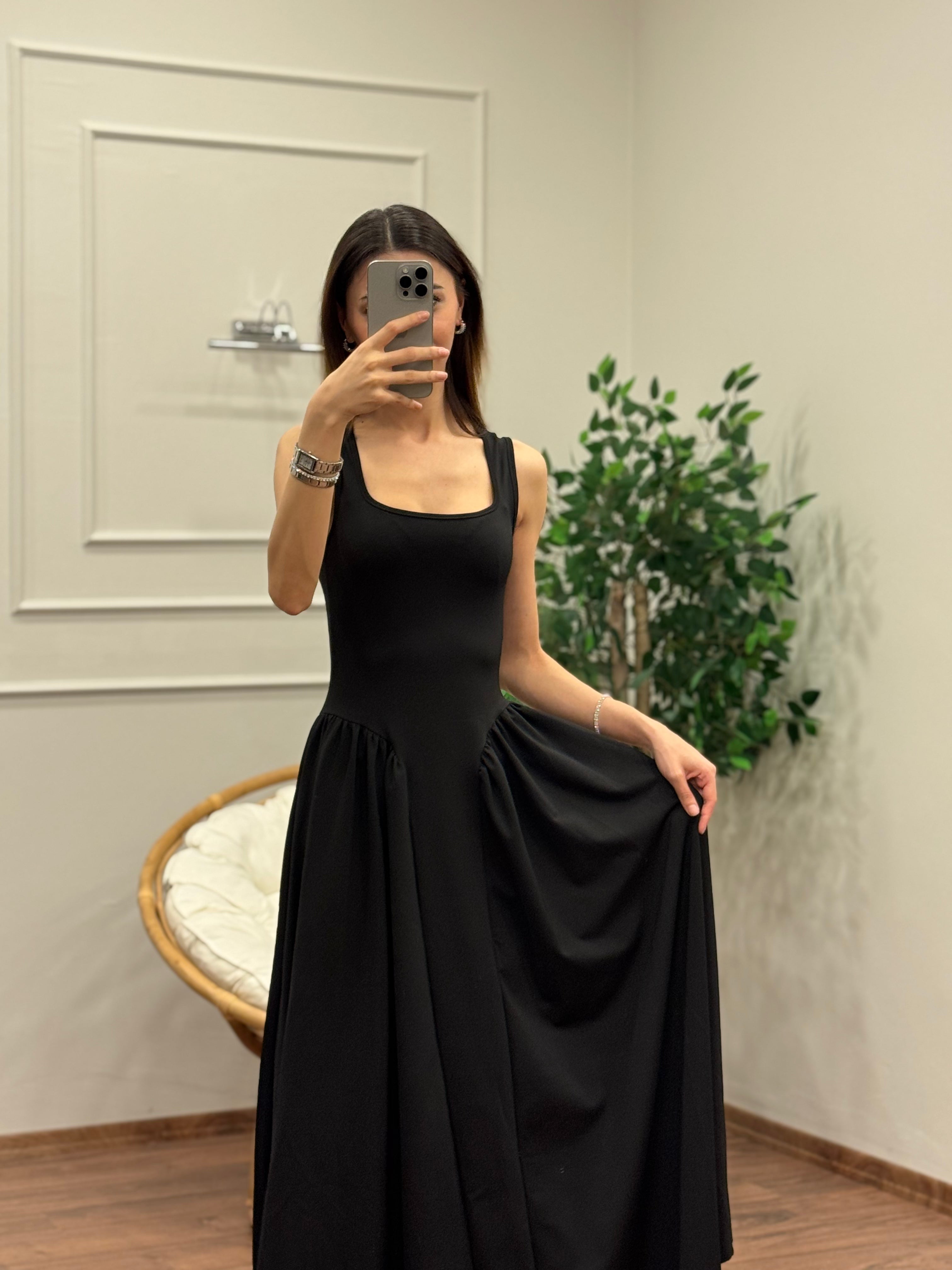 Amore Bele Oturan Siyah Balon Elbise